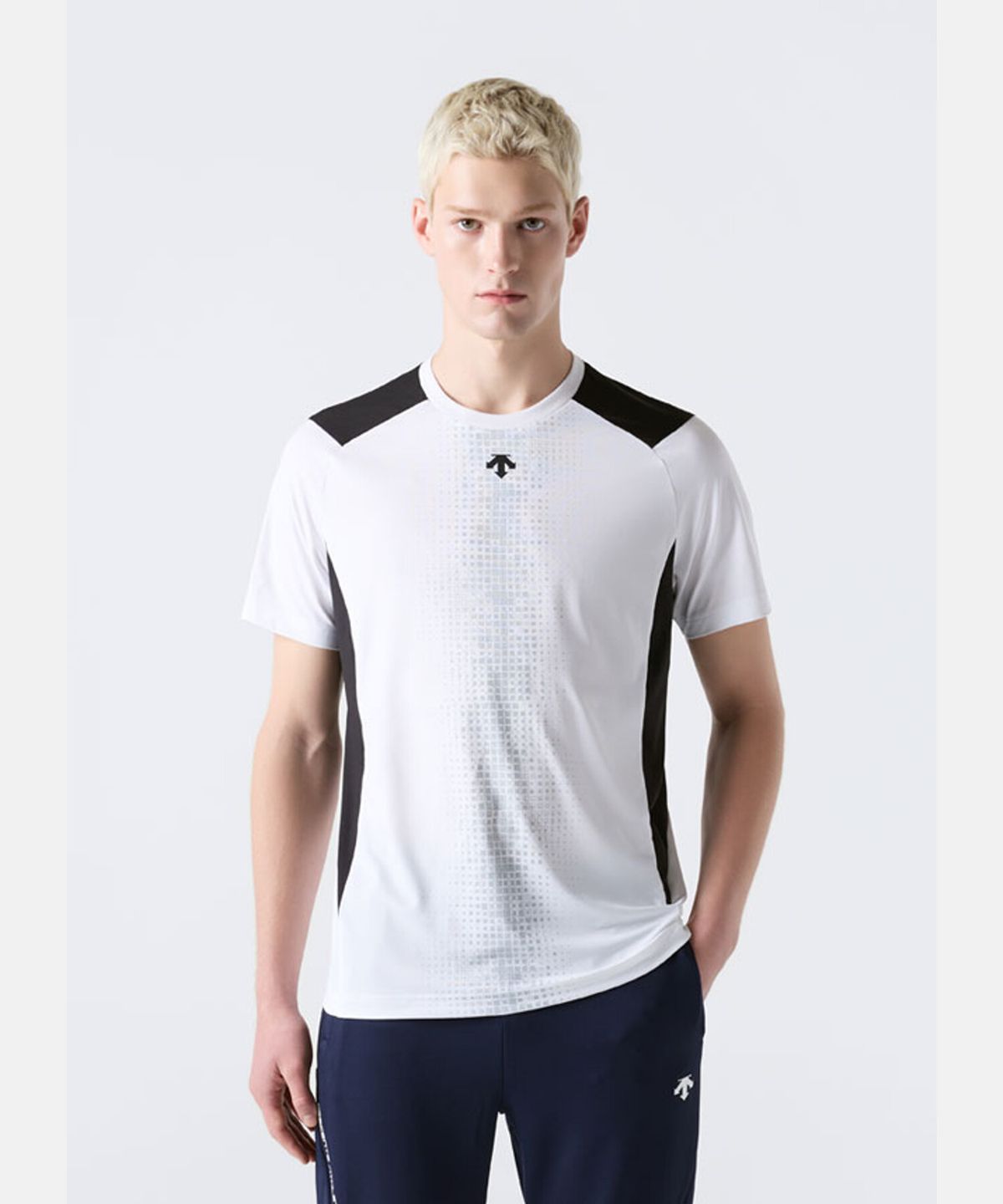 데상트(DESCENTE) 남성 컬러블럭 그래픽 반팔 티셔츠 화이트 SR321TTS73