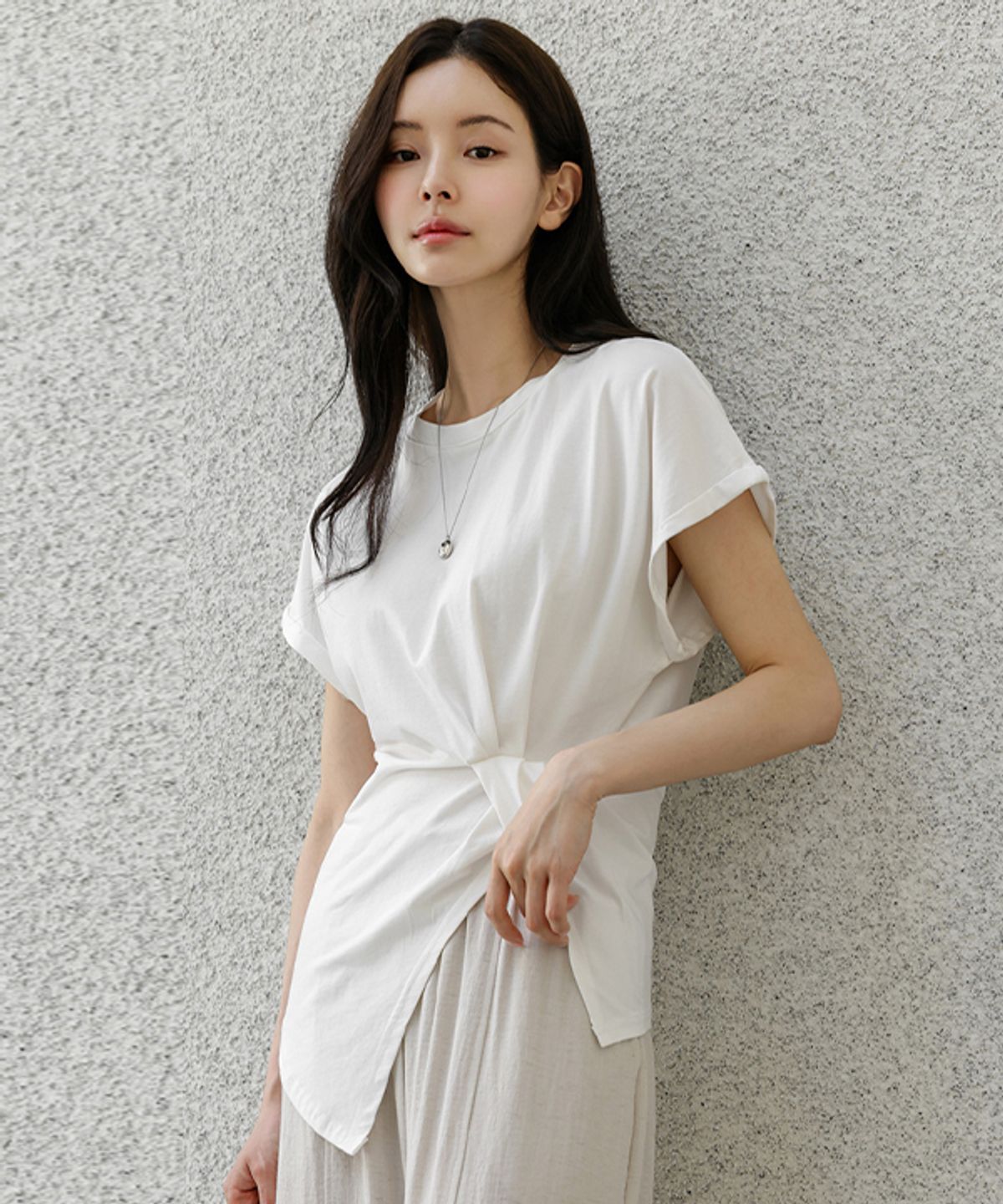 프렌치시크(FRENCHCHIC) 제리코 언발 셔링 롤업 캡소매 티셔츠_F6H429TS