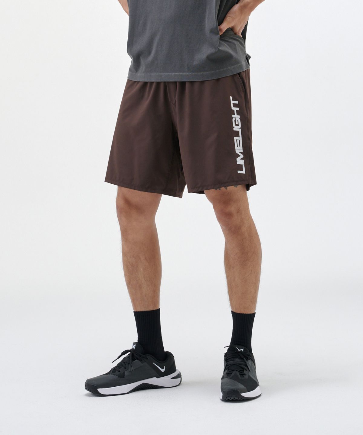 라임라잇 어패럴(LIMELIGHT APPAREL) 애슬릿 라임라잇 빅 로고 라이너 쇼츠 (브라운/화이트)