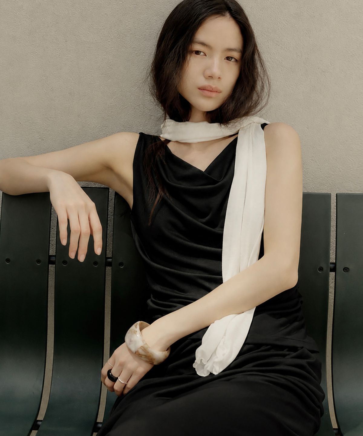 노이어 포 우먼(NOIRER FOR WOMAN) 실키 카울 슬리브리스 (블랙)