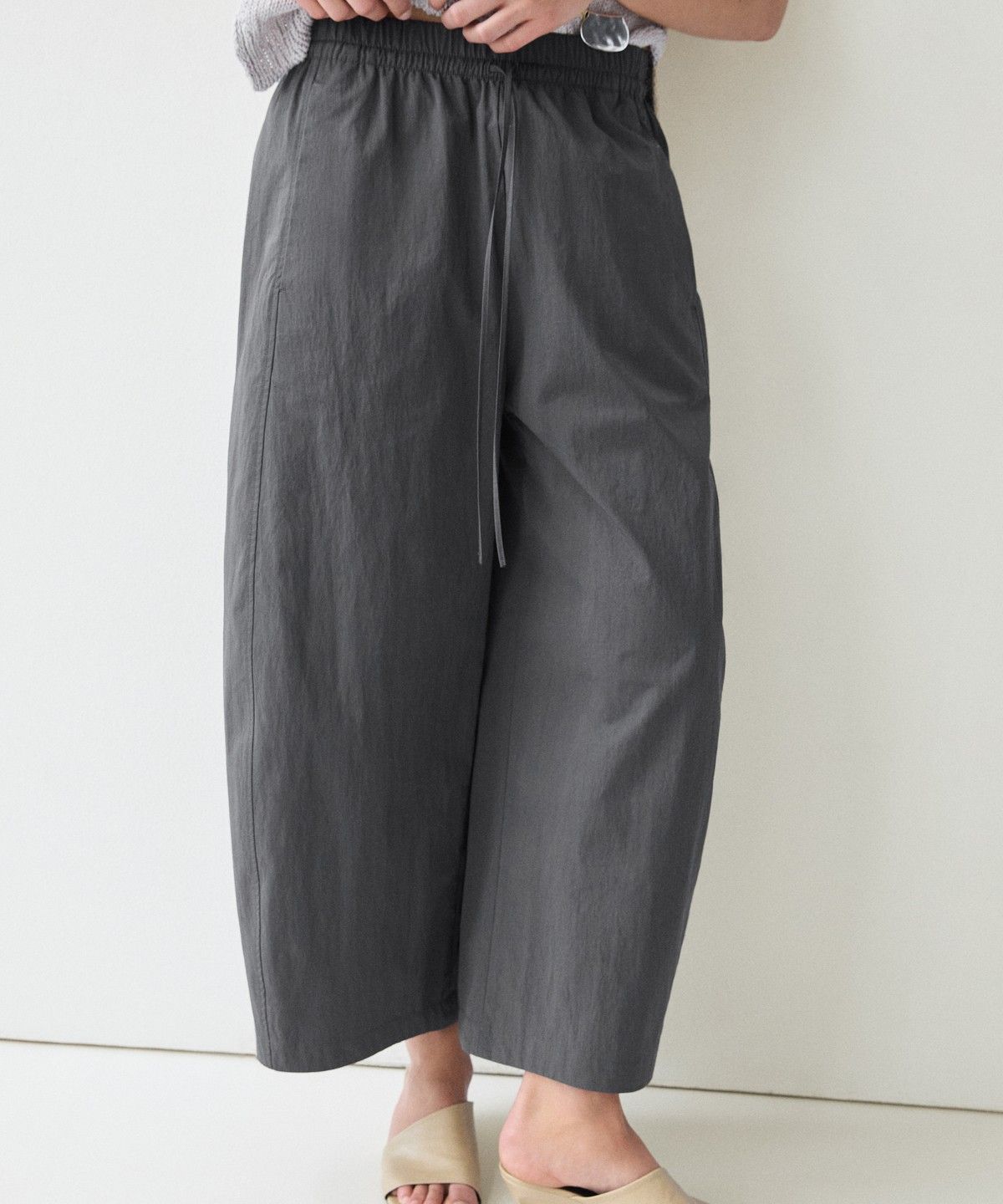마시모두띠(MASSIMO DUTTI) 크롭 테크니컬 배럴 팬츠