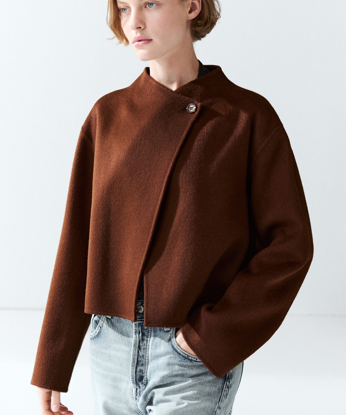 마시모두띠(MASSIMO DUTTI) 버튼 디테일 케이프 재킷