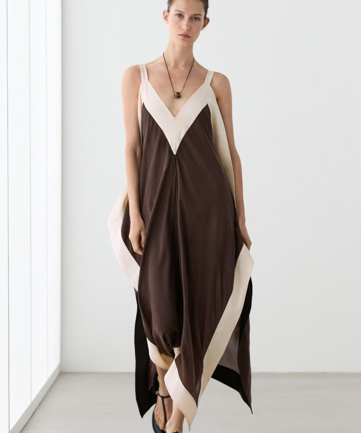 마시모두띠(MASSIMO DUTTI) 배색 디테일 플루이드 미디 원피스