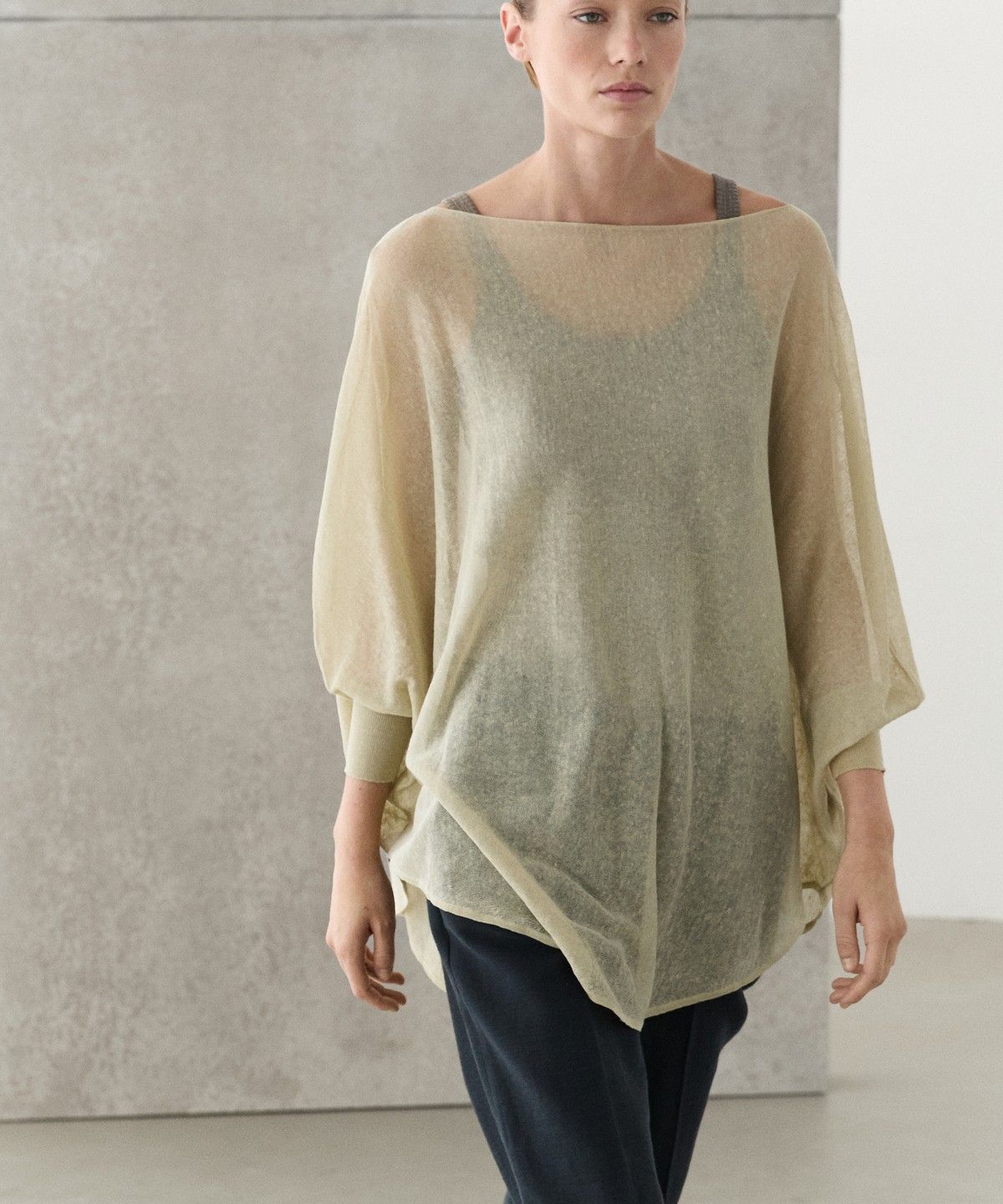 마시모두띠(MASSIMO DUTTI) 린넨 블렌드 케이프 스타일 플루이드 스웨터