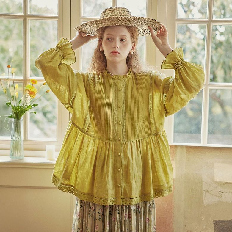 PM_Pintuck lace trumpet sleeve blouse