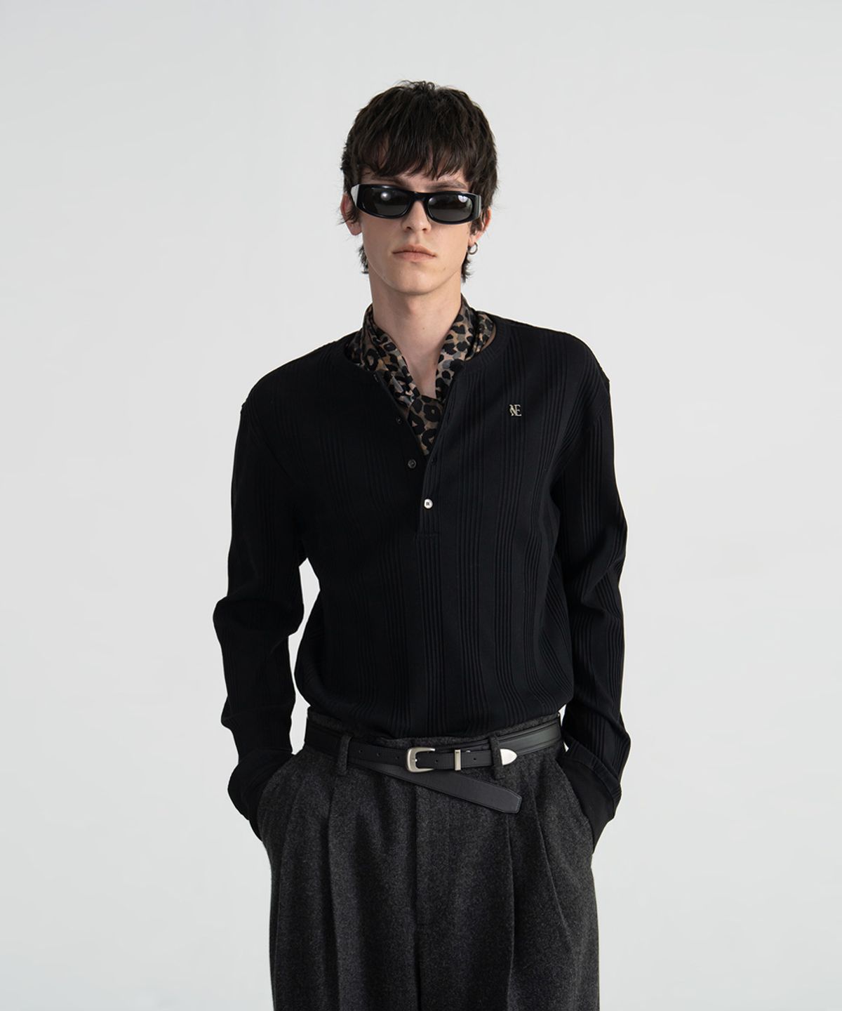 노이스(NOICE) COTTON RIBBED LONG SLEEVES HENLEY NECK - BLACK