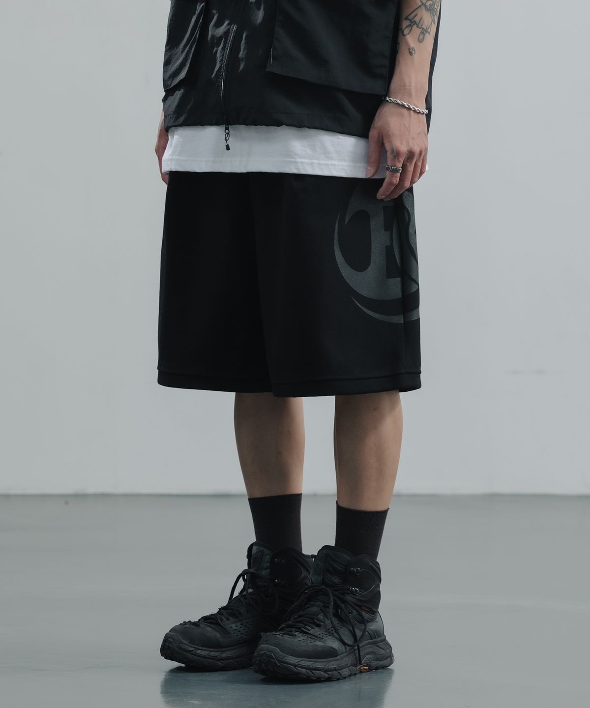 버닝카포네(BURNING CAPONE) BC 심볼 로고 버뮤다 팬츠 (BLACK)