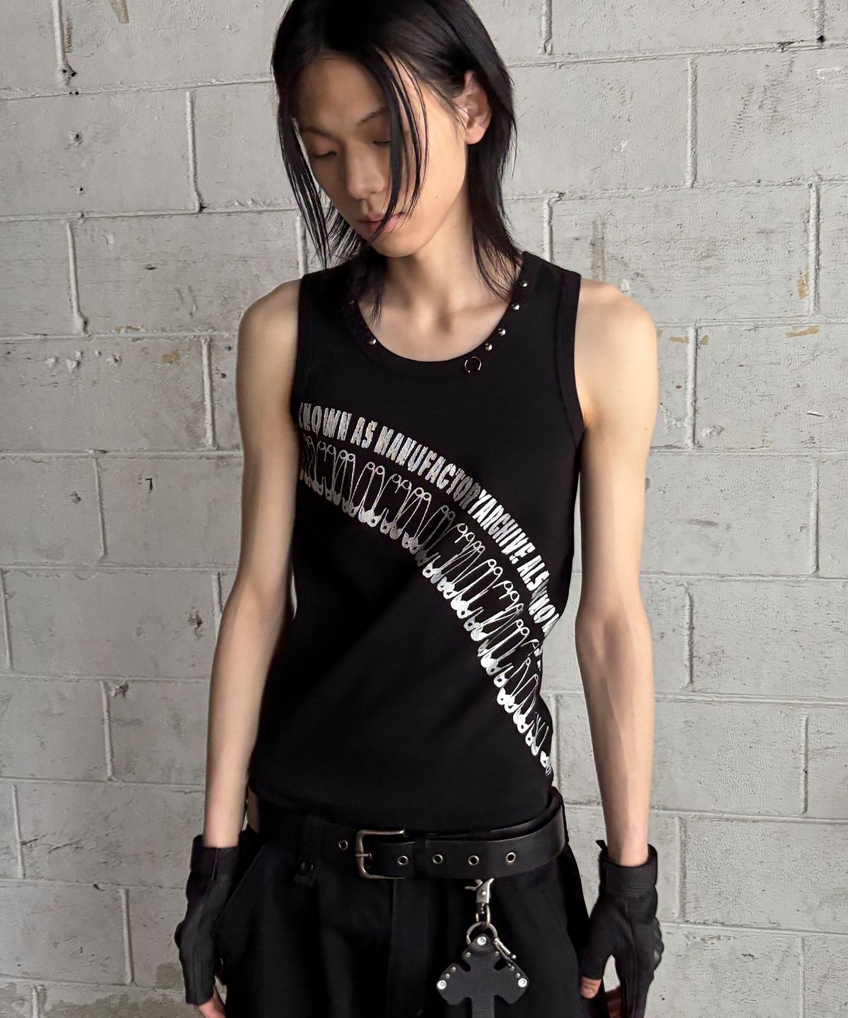 아캄(AAKAM) Safety Pin Sleeveless (Black)