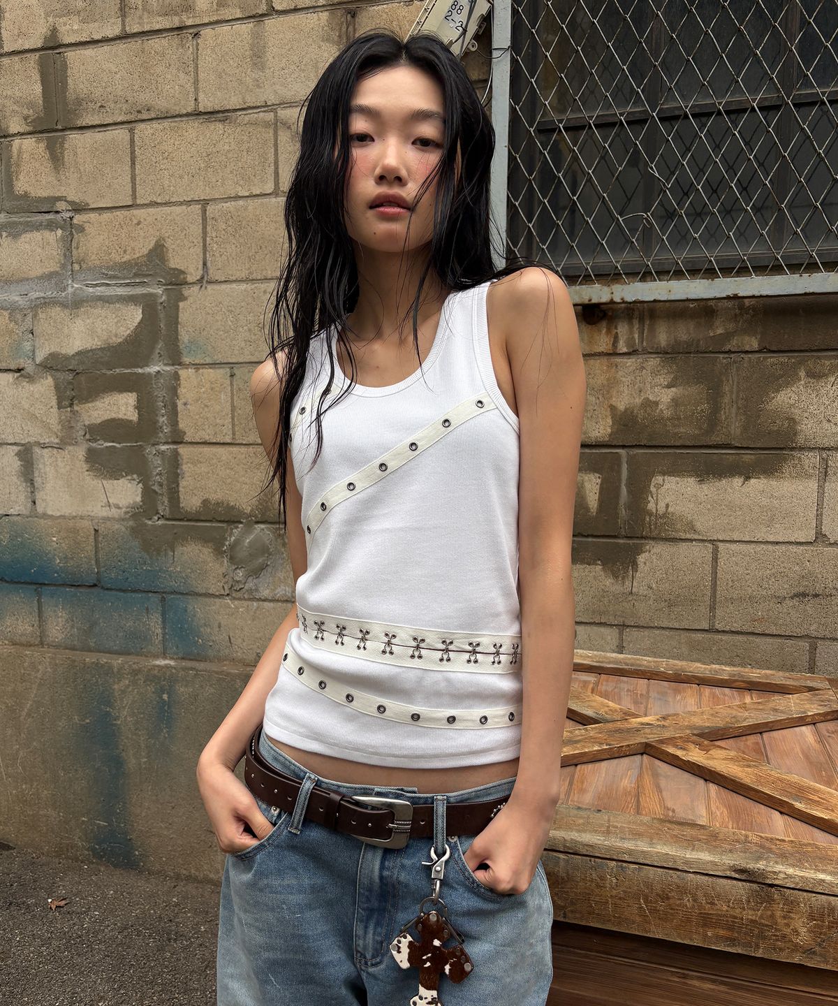아캄(AAKAM) Metal Piercing Sleeveless (White)