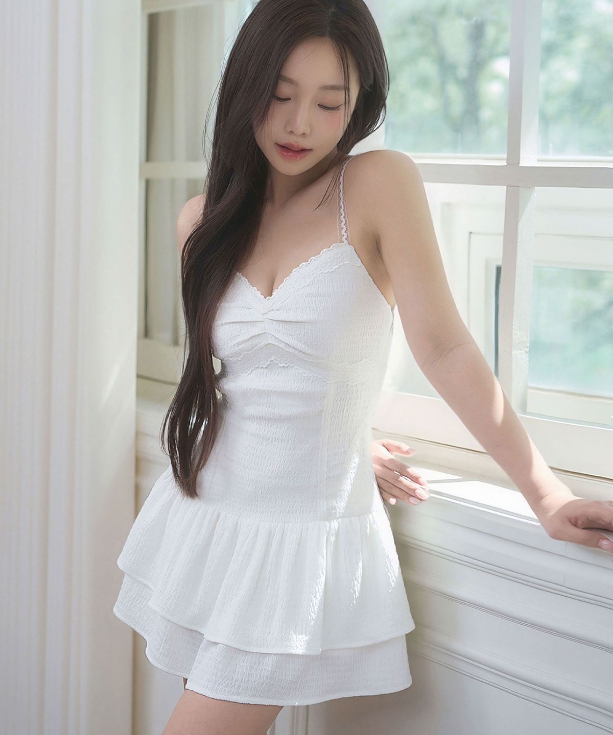 리메크(LIEMÉQUE) 셔링 레이스 스트랩 캐미 드레스 화이트
