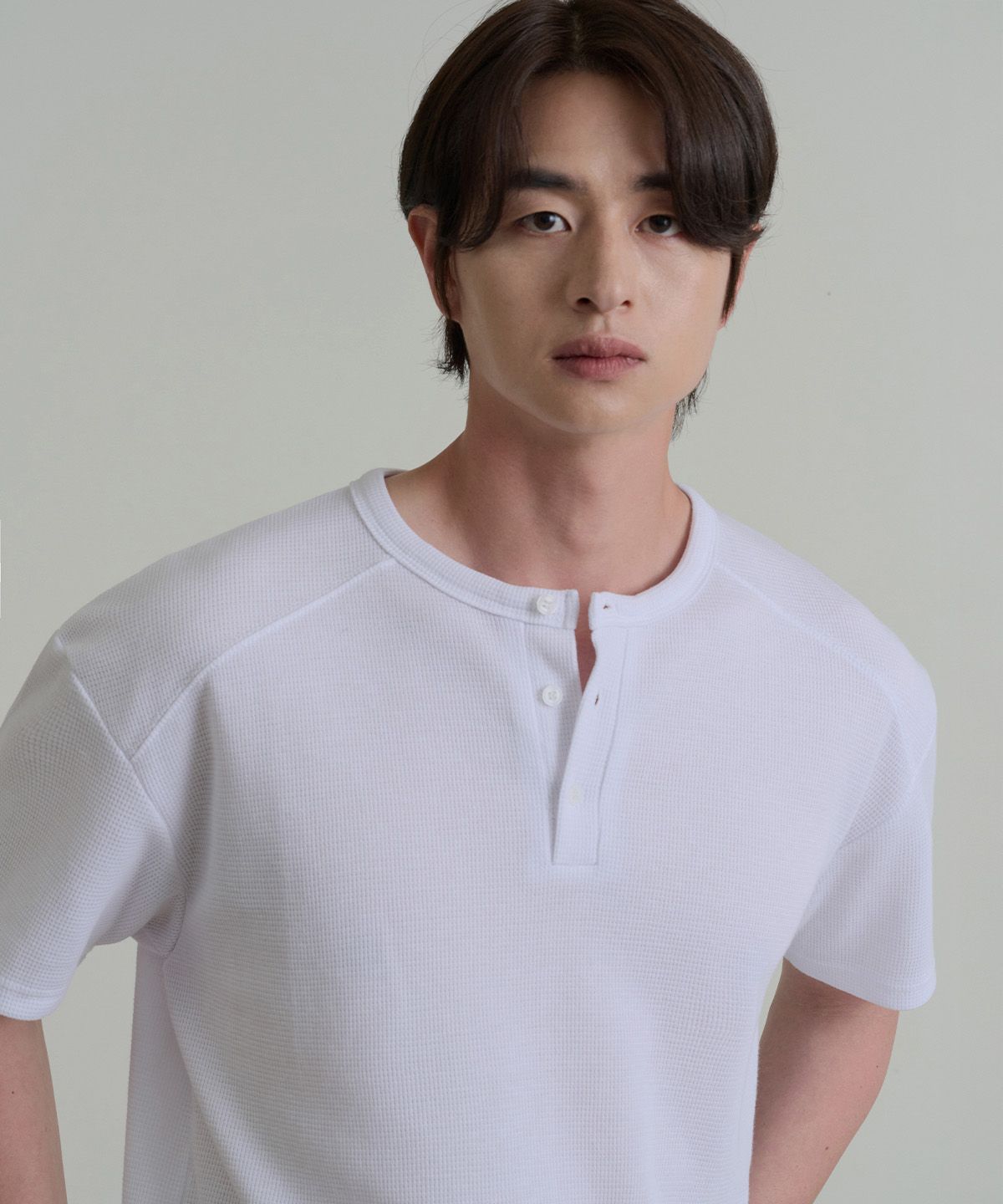 크레드먼스(CREEDMENS) 코지 와플 절개 헨리넥 반팔티 (WHITE)