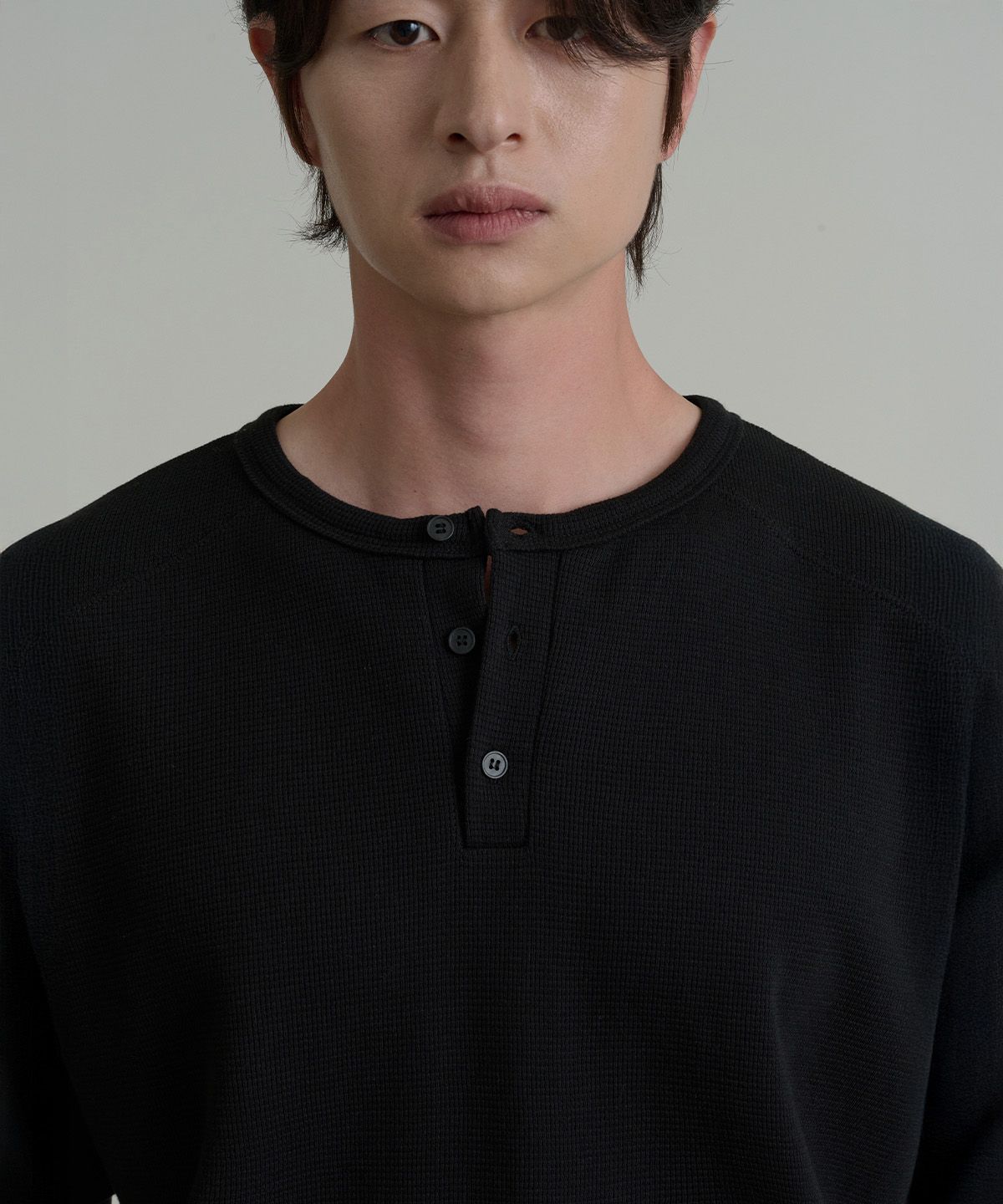 크레드먼스(CREEDMENS) 코지 와플 절개 헨리넥 반팔티 (BLACK)