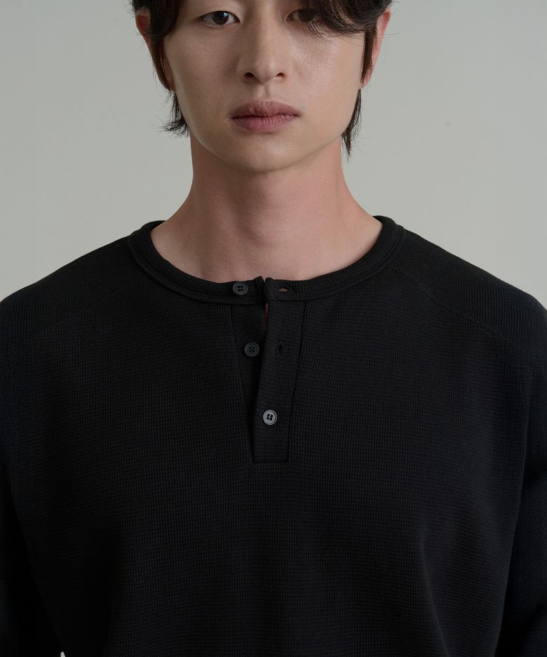 코지 와플 절개 헨리넥 반팔티 (BLACK)