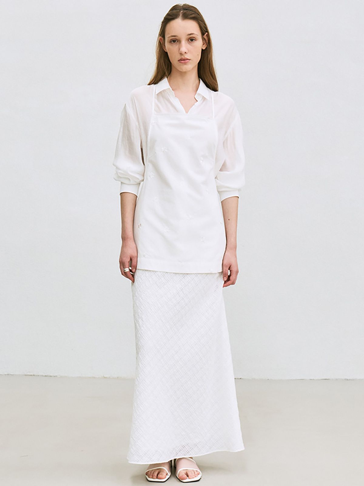 르(LE) embroidered apron (white)