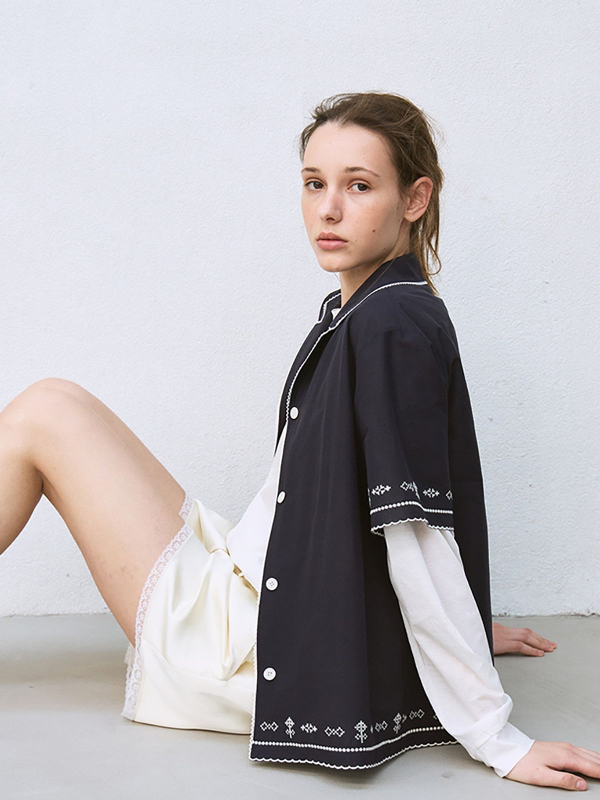 르(LE) embroidered open-collar shirt (navy)