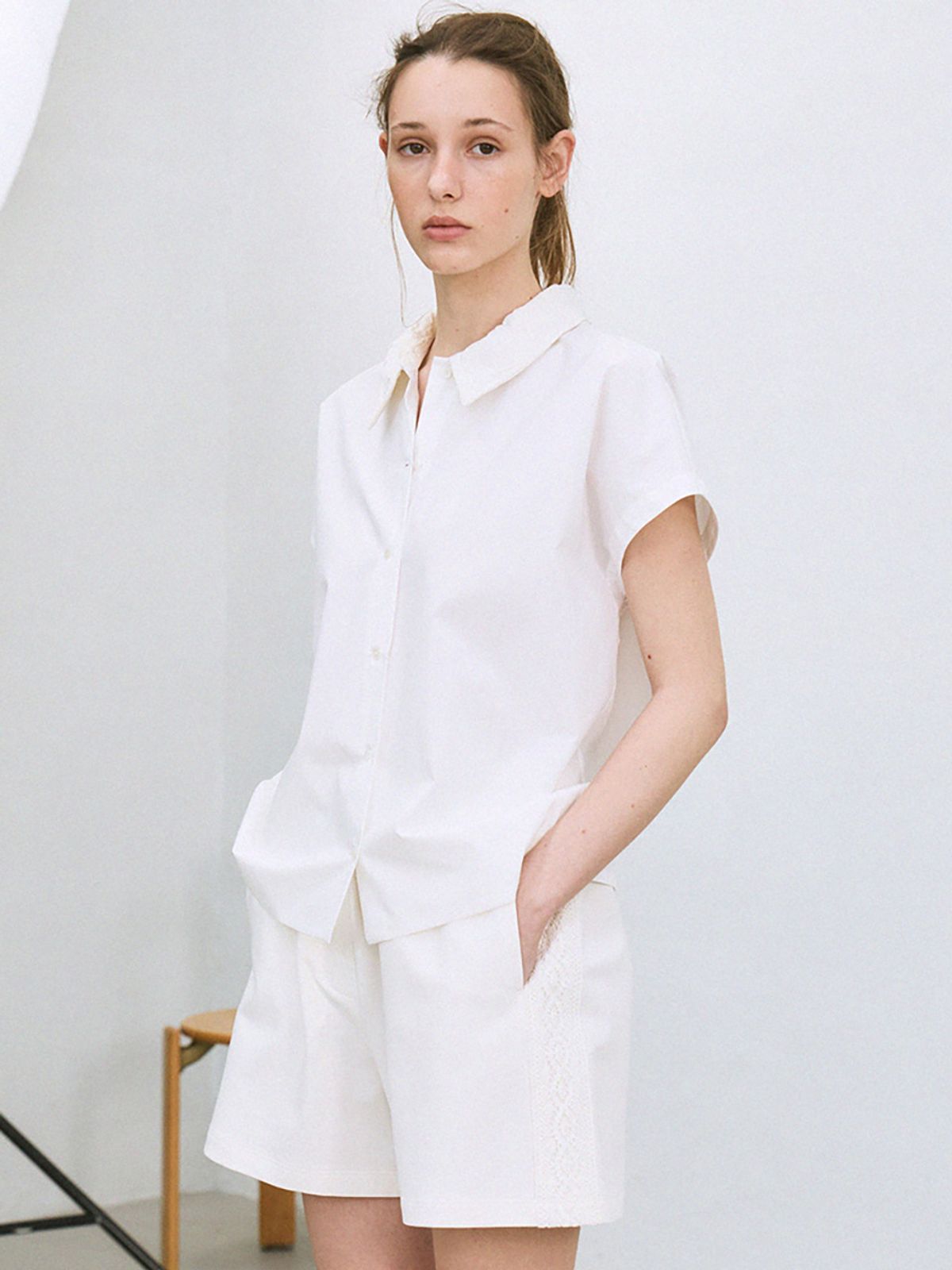 르(LE) wrinkle-collar cap sleeve shirt (white)