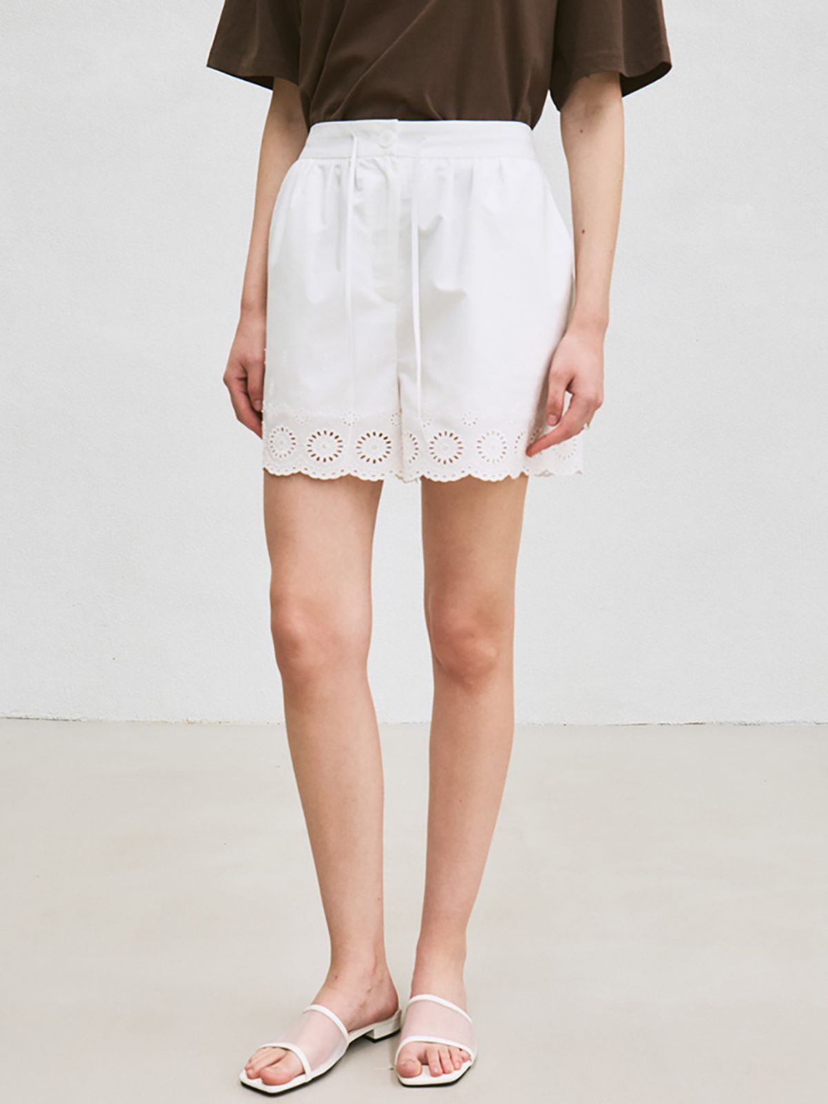 르(LE) embroidered drawstring shorts (white)