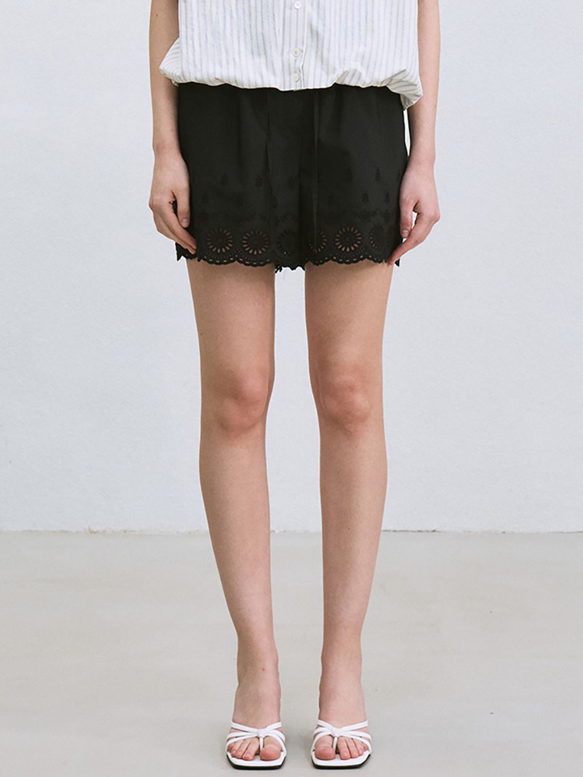 르(LE) embroidered drawstring shorts (black)