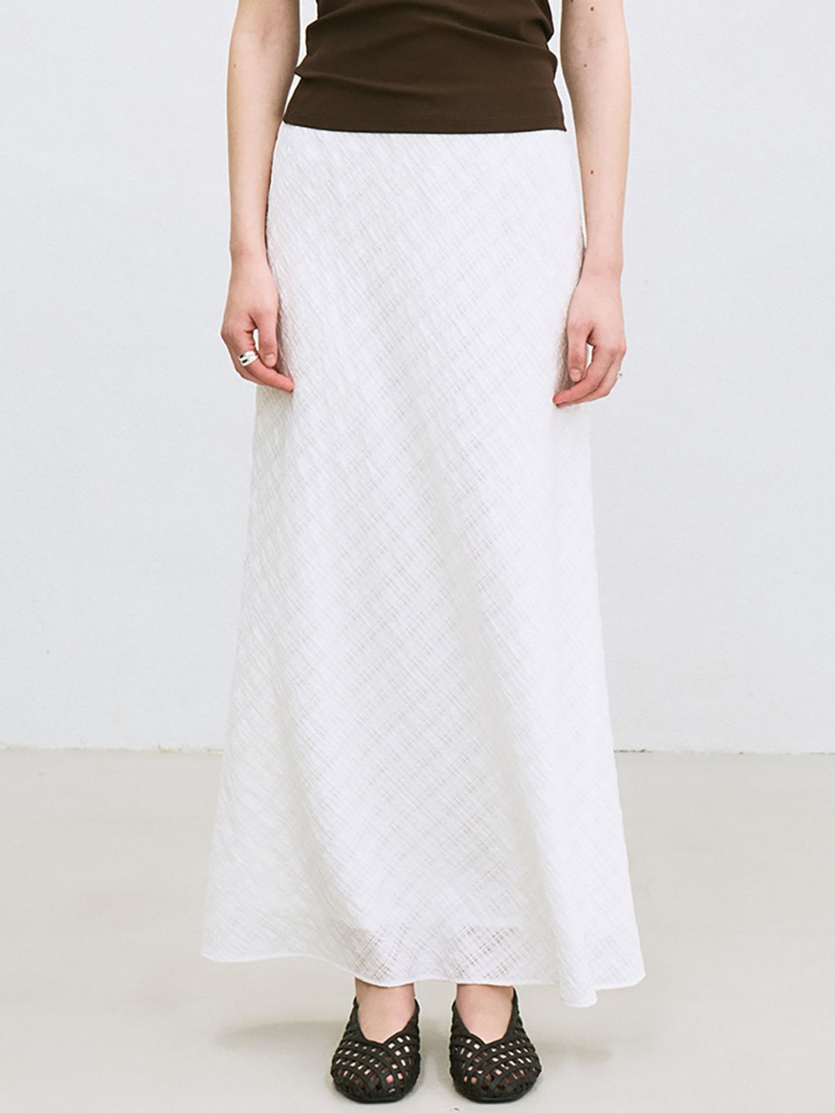 르(LE) plaid bias maxi skirt (white)