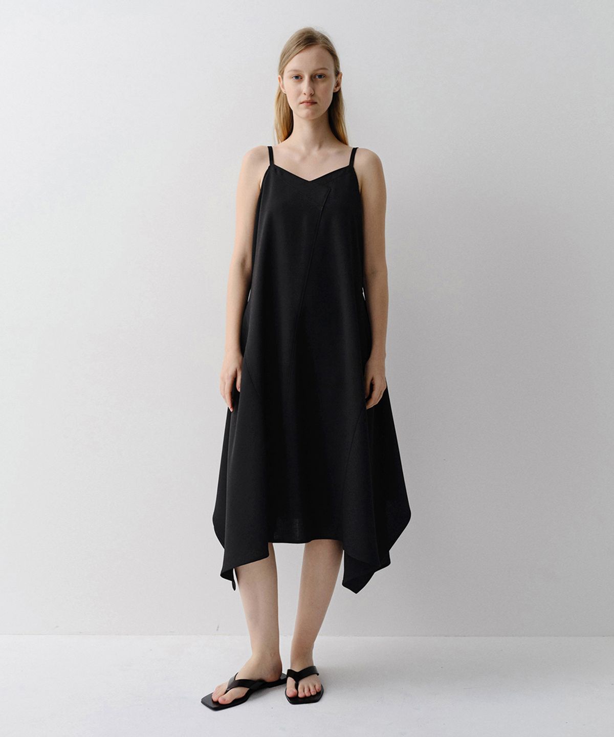 이아(EAAH) REESE PANEL STRAP DRESS (BLACK)