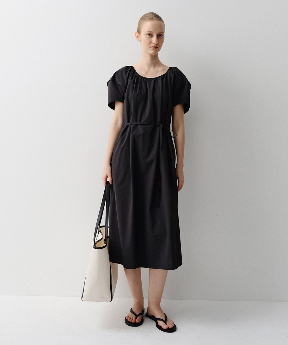 이아(EAAH) JOY PUFF SHIRRING DRESS (BLACK)