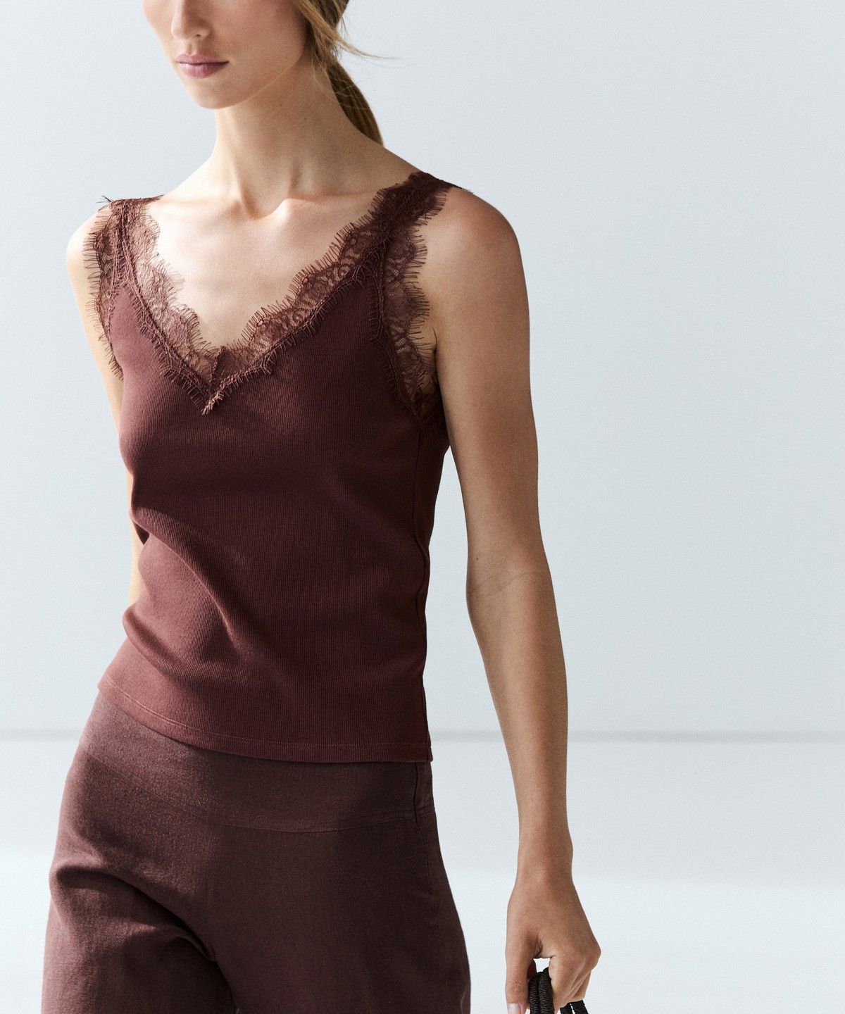 마시모두띠(MASSIMO DUTTI) 레이스 디테일 스트랩 탑