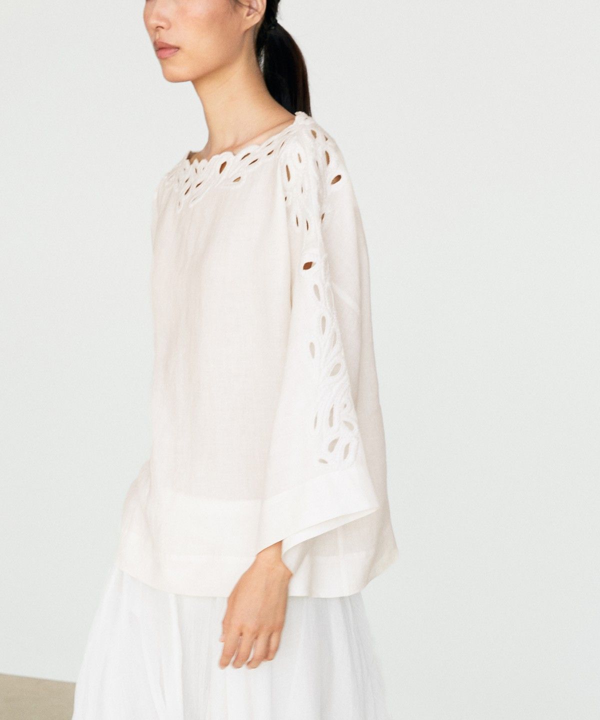 마시모두띠(MASSIMO DUTTI) 자수 디테일 린넨 보트넥 블라우스