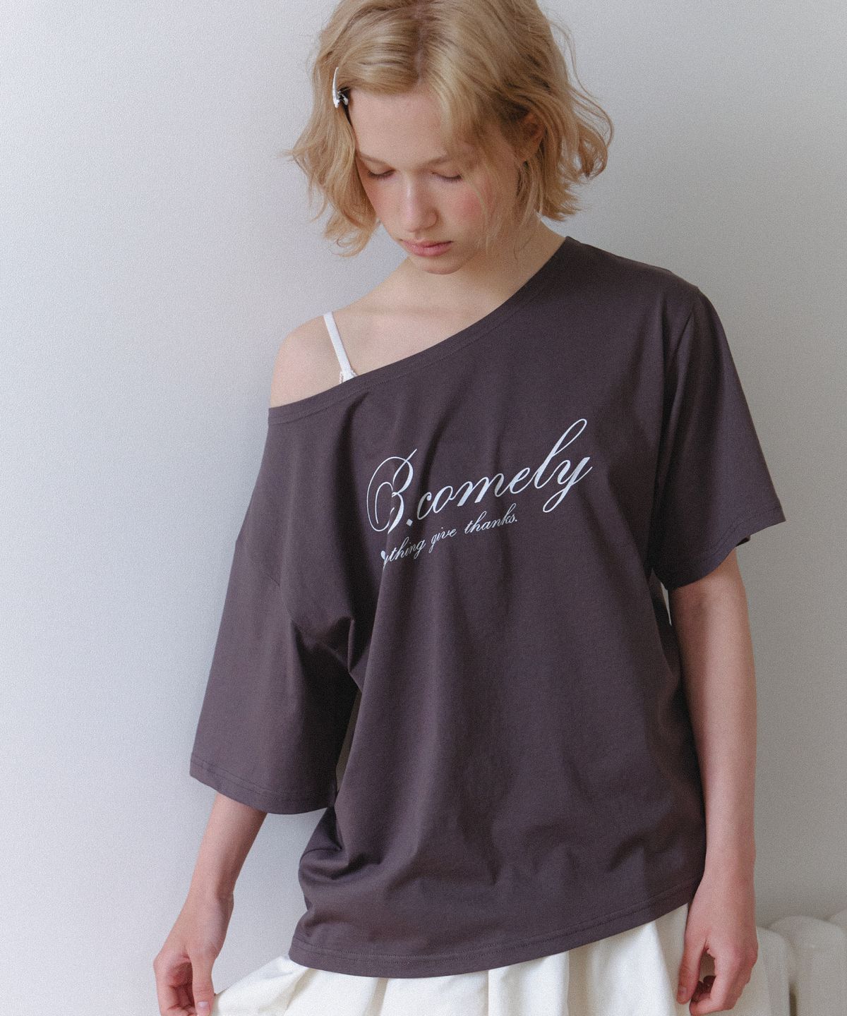 비코멜리(BCOMELY) 토다 원숄더  티셔츠_차콜