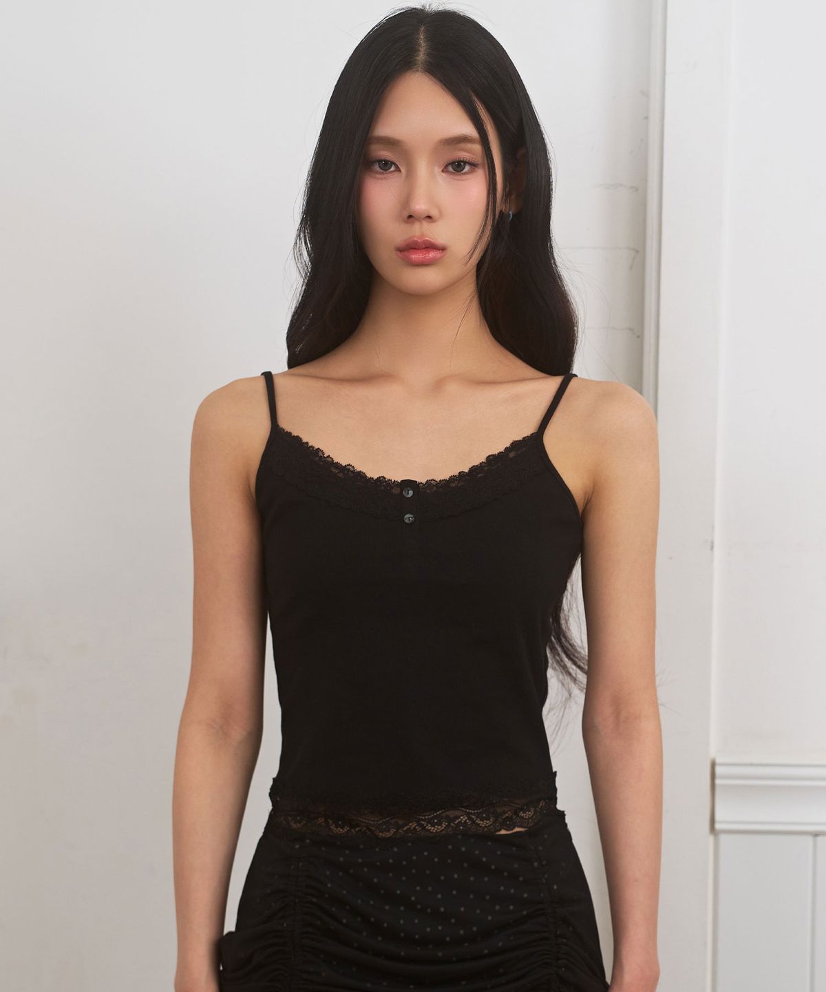 리메크(LIEMÉQUE) 레이스 버튼 슬리브리스 탑 블랙