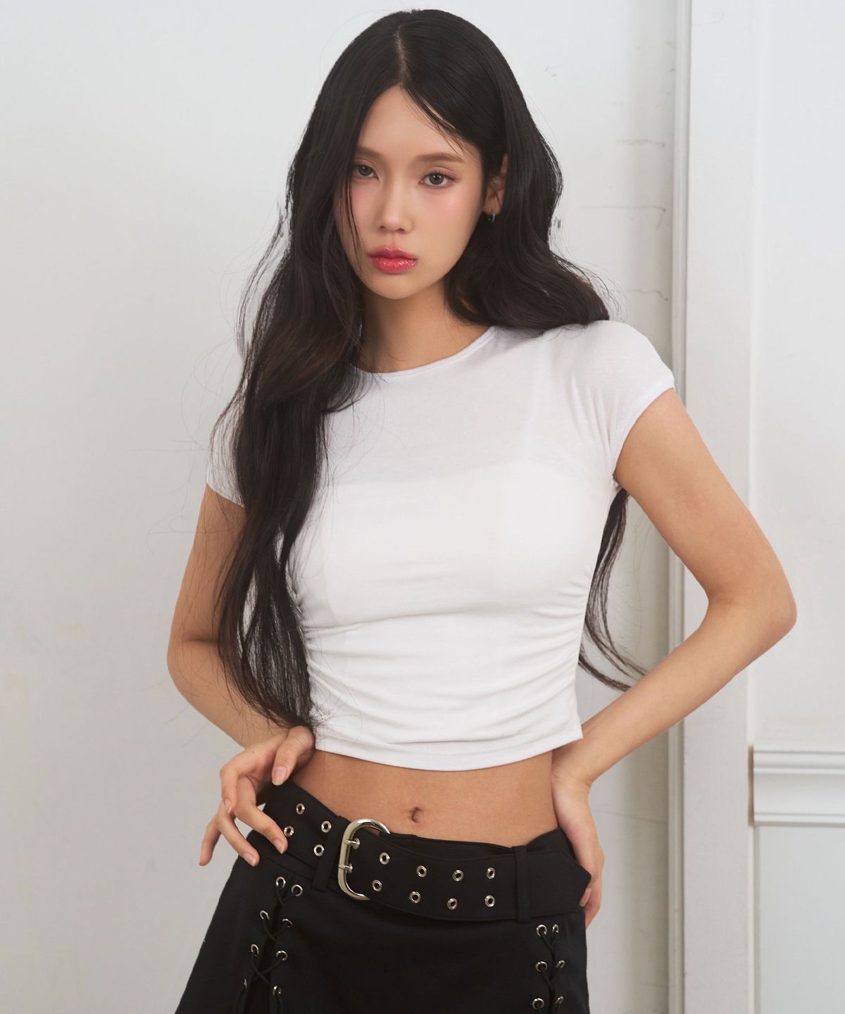 리메크(LIEMÉQUE) 사이드 셔링 크롭 티셔츠 화이트