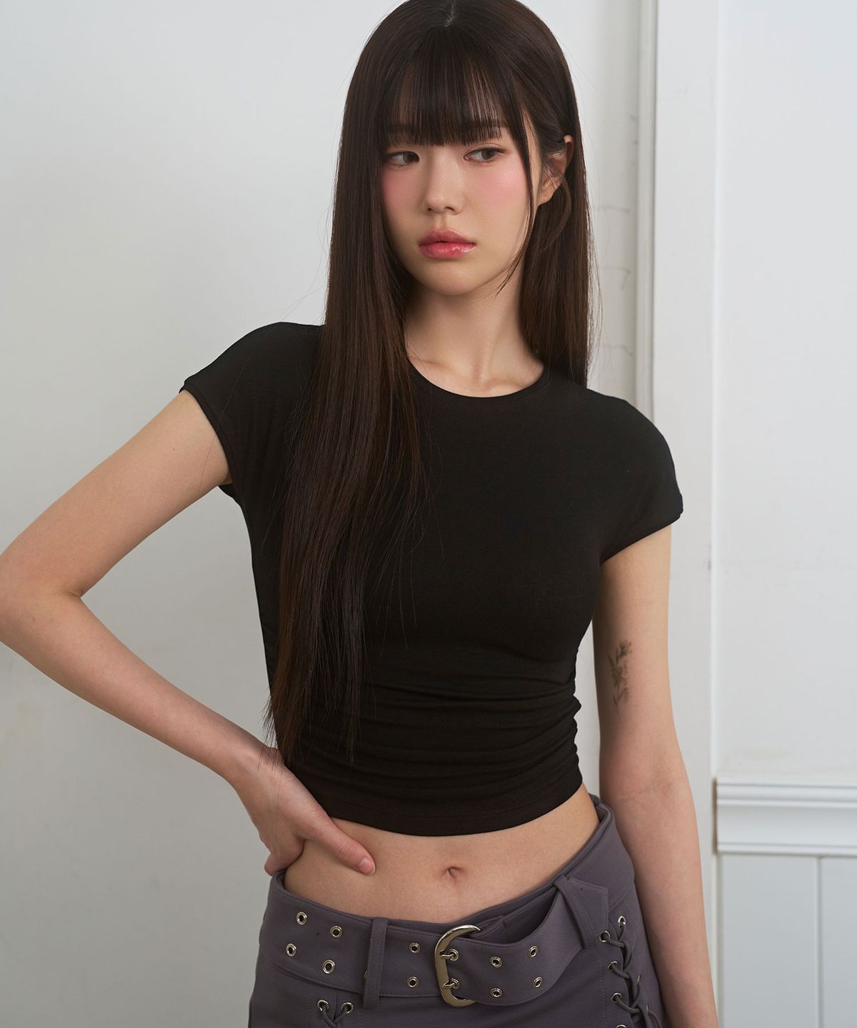 리메크(LIEMÉQUE) 사이드 셔링 크롭 티셔츠 블랙