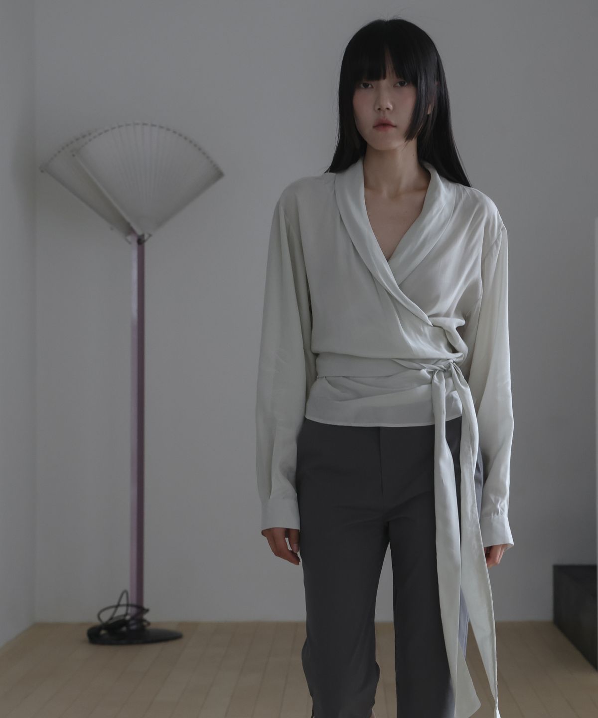 린테(LYNTE) 숄카라랩 블라우스 베이지