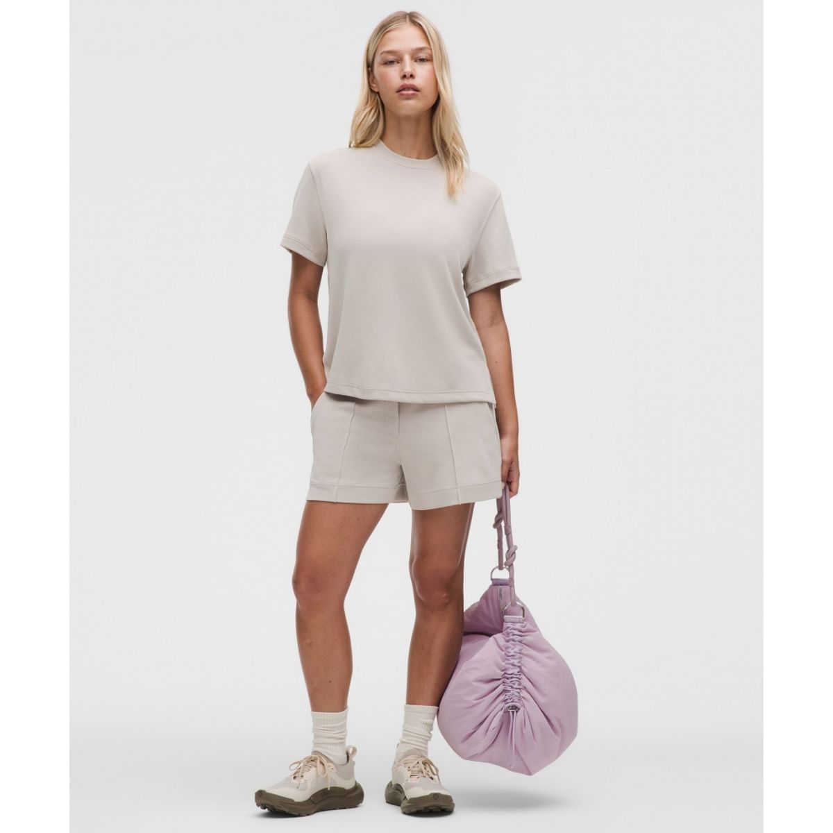 룰루레몬(LULULEMON) 라이트웨이트 Softstreme 미드라이즈 핀턱 쇼츠 4inch  DOWN