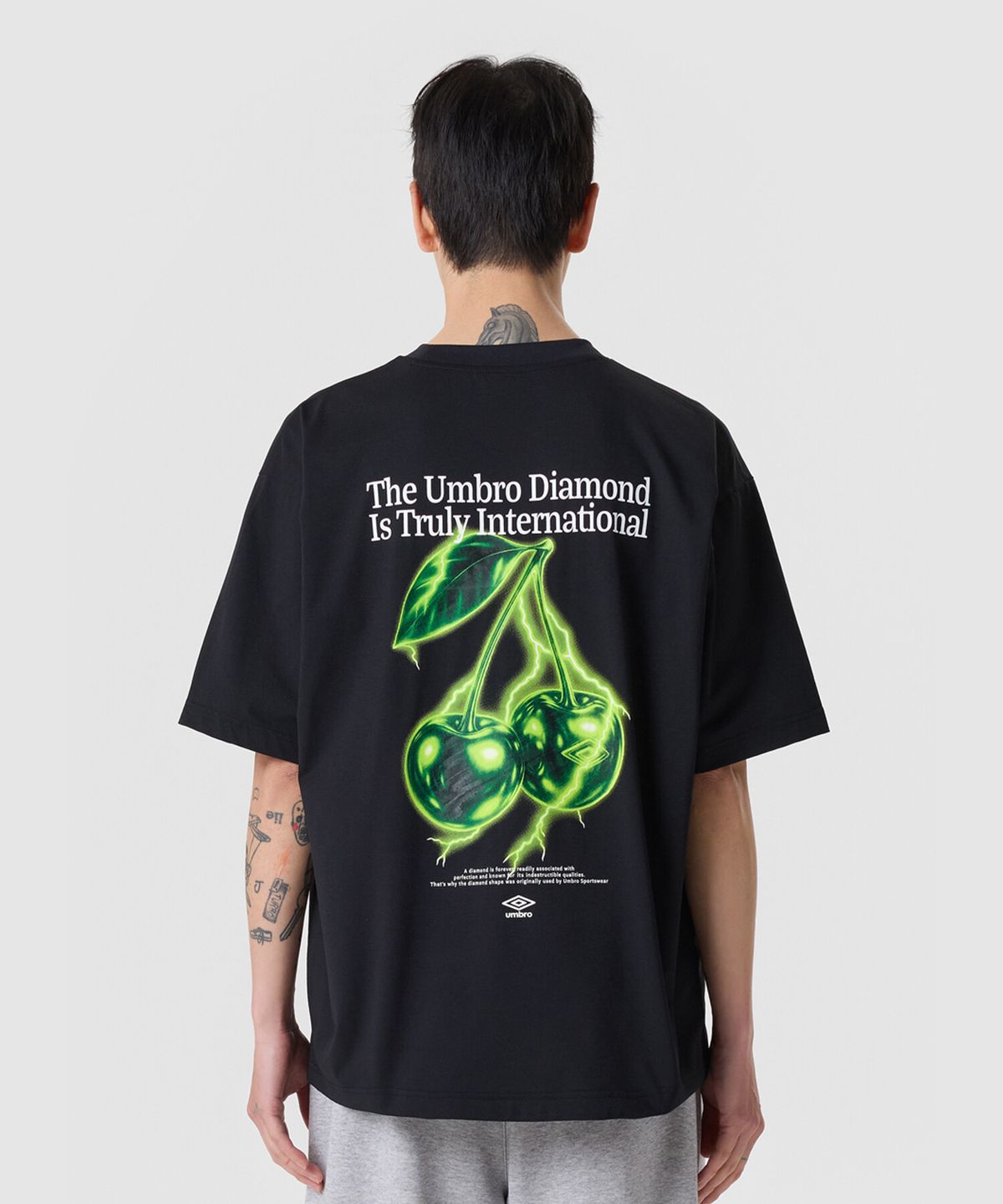 엄브로(UMBRO) [QUICK-DRY] 썬더체리 프레쉬 그래픽 반팔 티셔츠 블랙 UR221CRS65