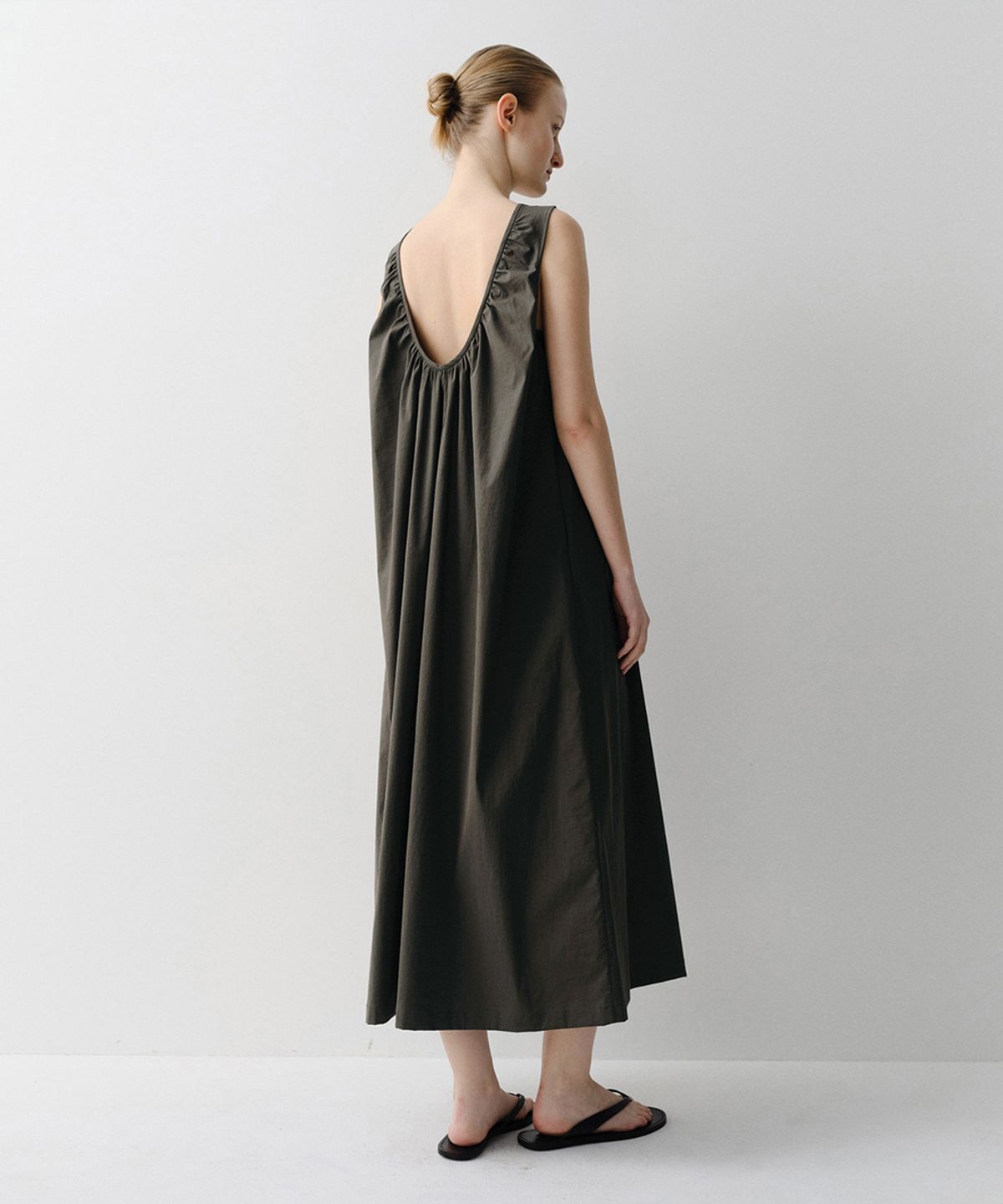 이아(EAAH) THEA SHIRRING MAXI DRESS (DEEP KHAKI)