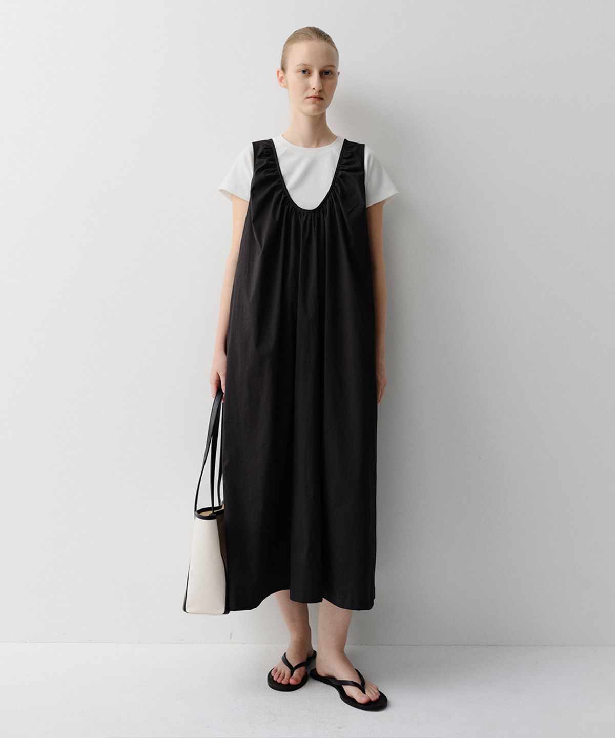 이아(EAAH) THEA SHIRRING MAXI DRESS (BLACK)