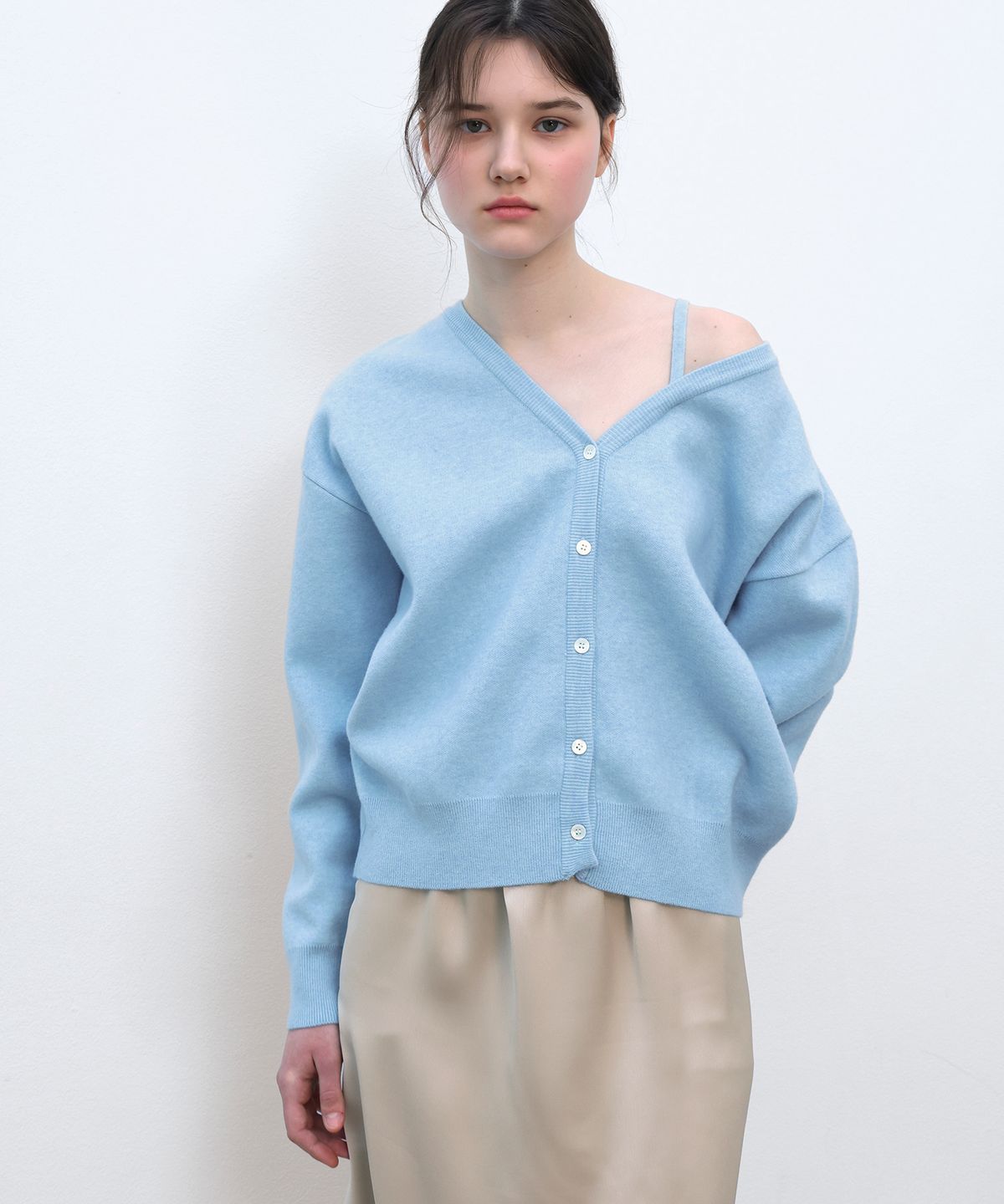 쏘이르(SO IR) OFF SHOULDER CARDIGAN - SKYBLUE