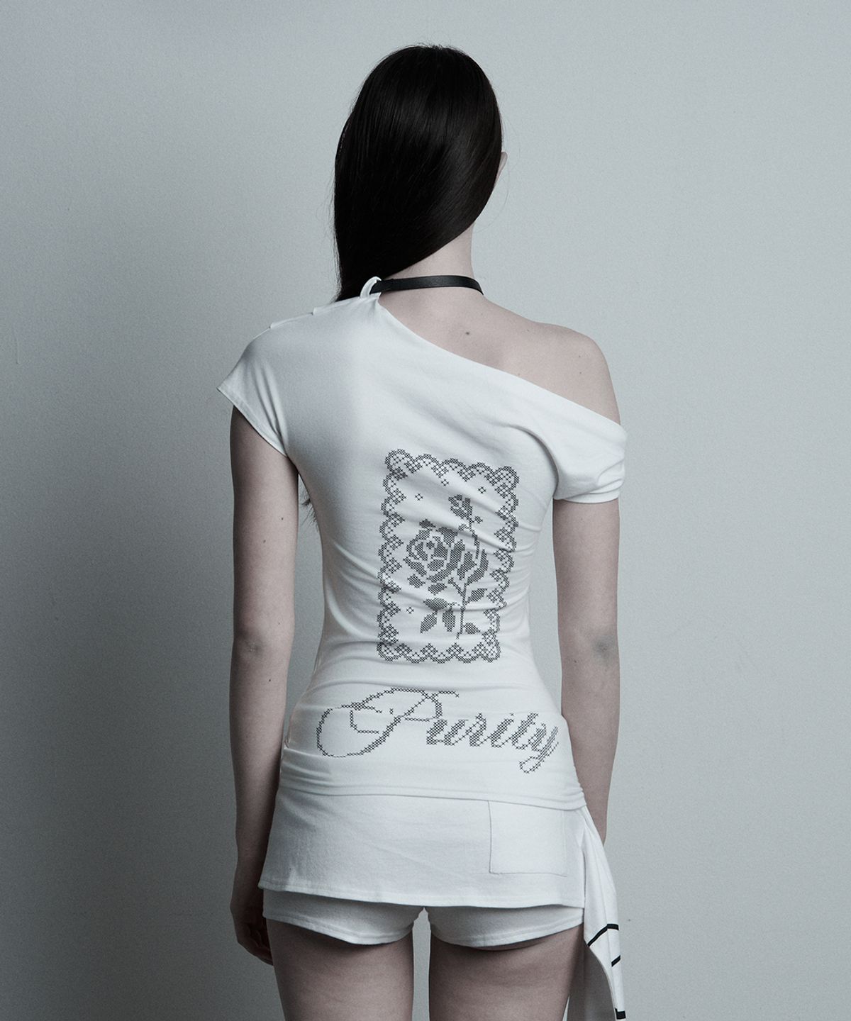 일리오(ILLIO) White belt Rose one-shoulder T-shirt