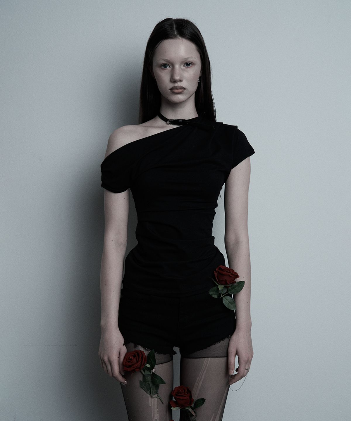 일리오(ILLIO) Black belt Rose one-shoulder T-shirt