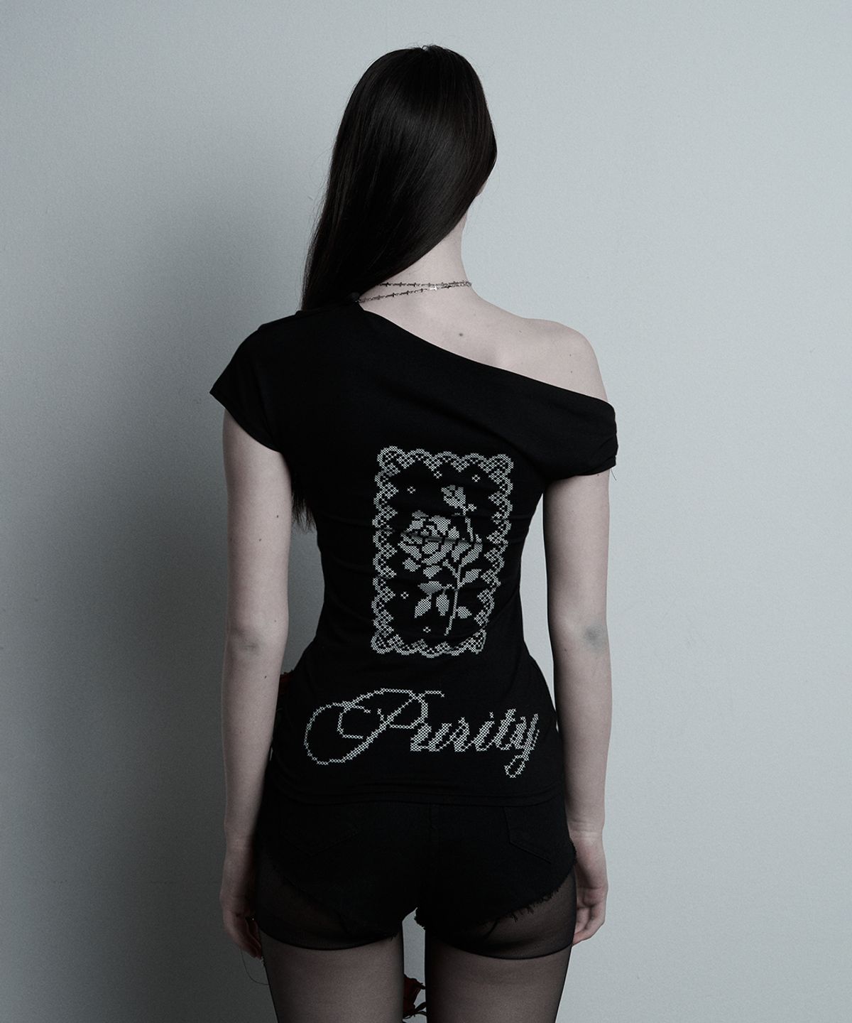 일리오(ILLIO) Black chain Rose one-shoulder T-shirt