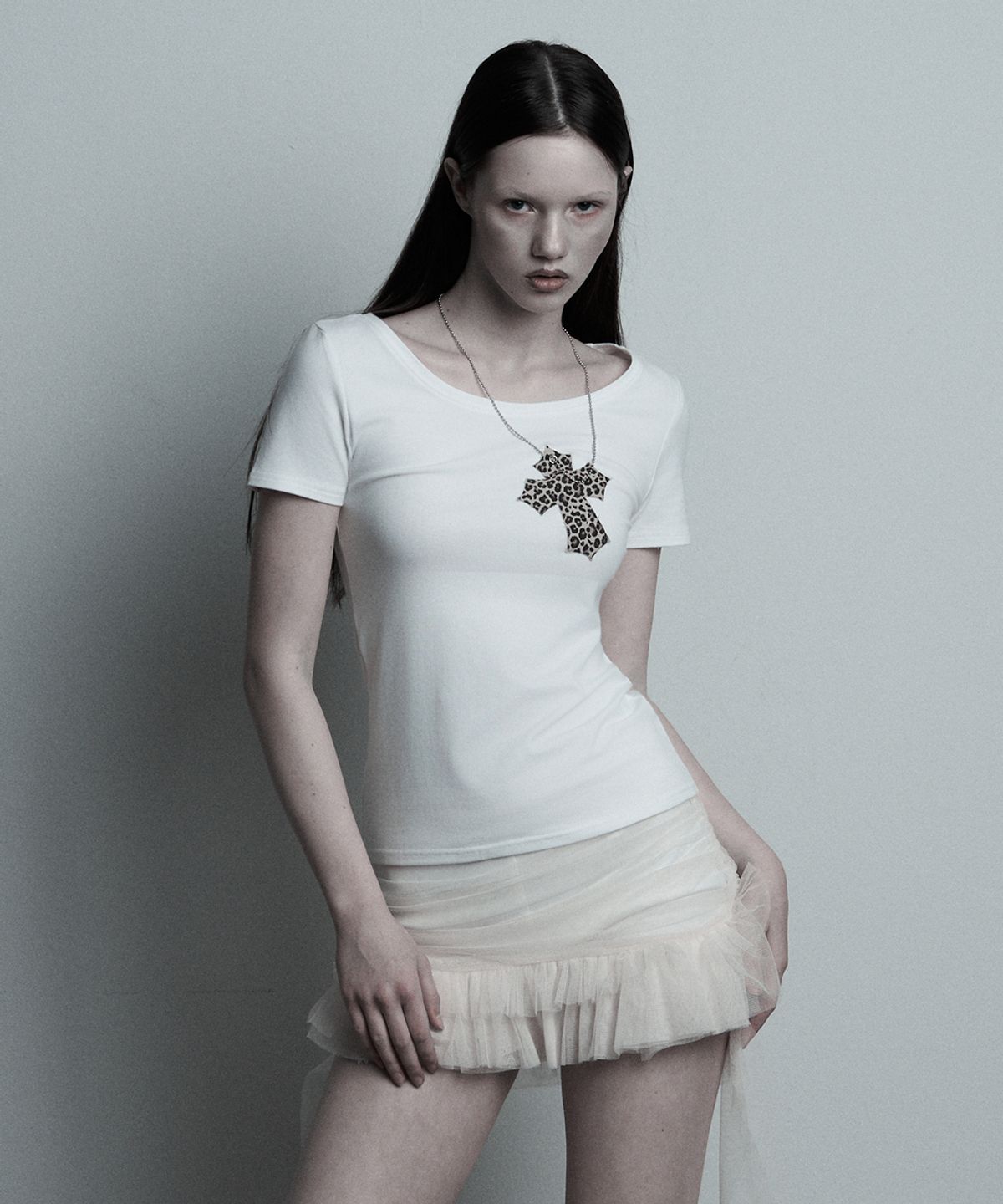 일리오(ILLIO) White-leopard Cross necklace T-shirt
