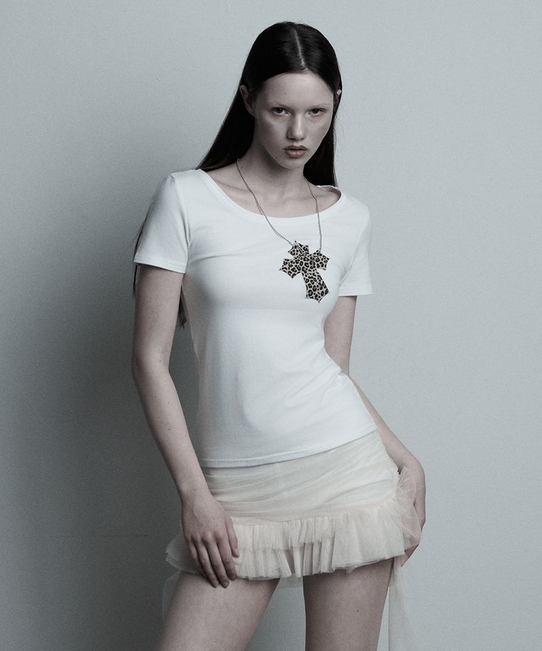 White-leopard Cross necklace T-shirt