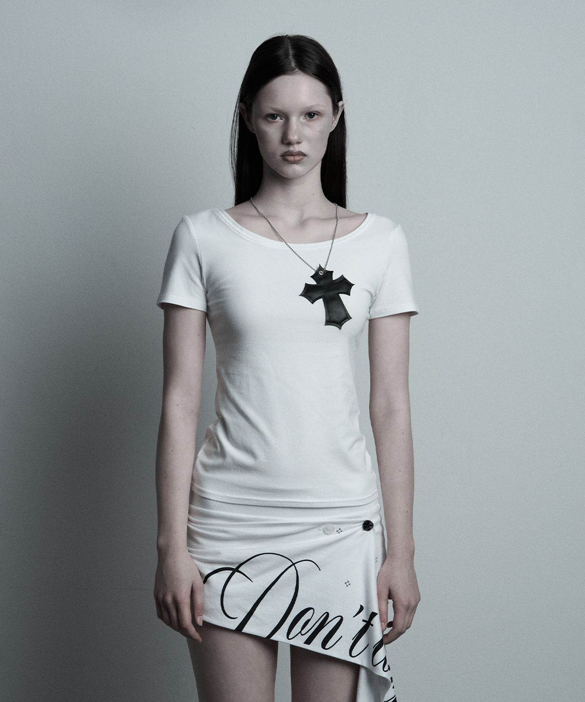 일리오(ILLIO) White-leather Cross necklace T-shirt