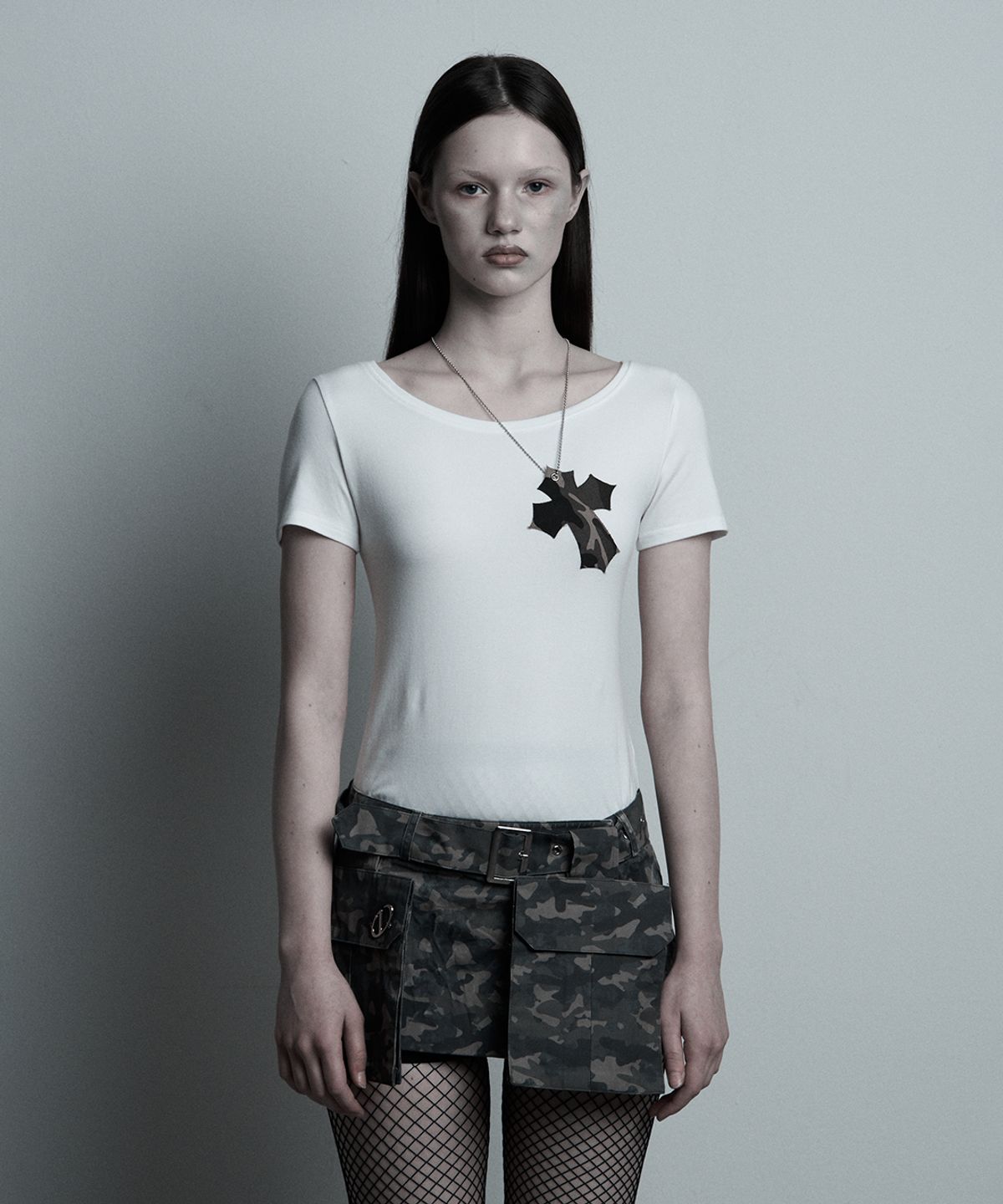 일리오(ILLIO) White-camou Cross necklace T-shirt