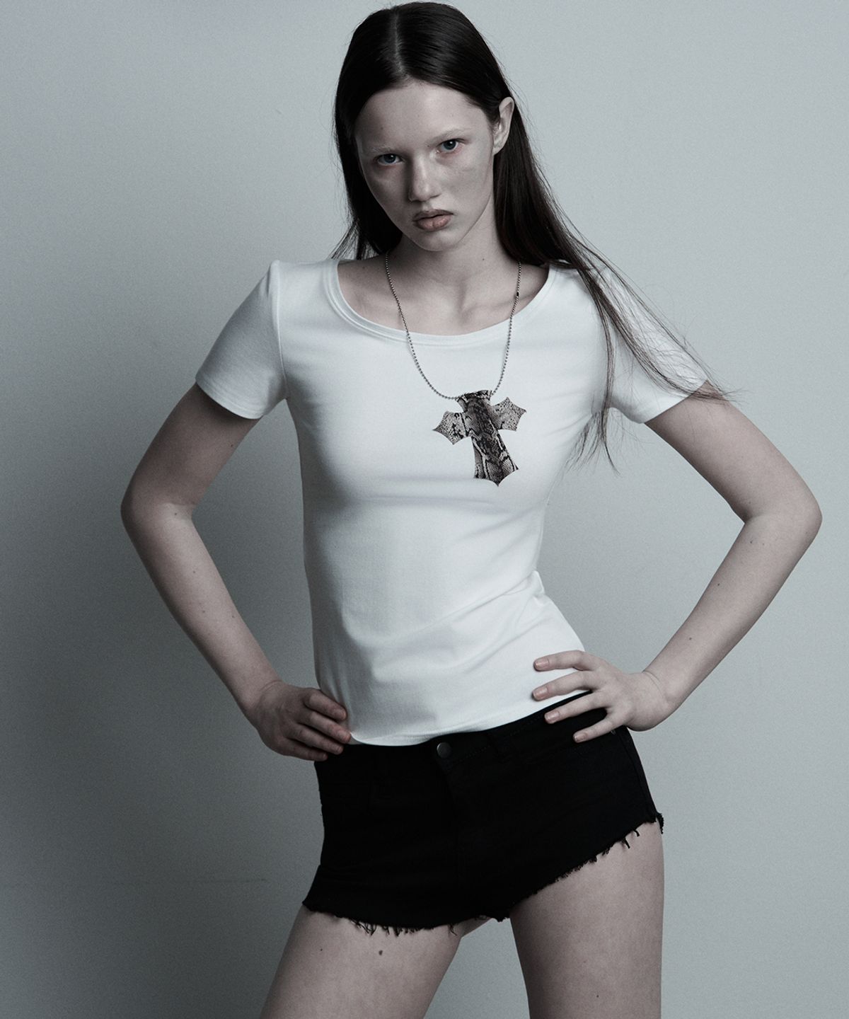 일리오(ILLIO) White-python Cross necklace T-shirt
