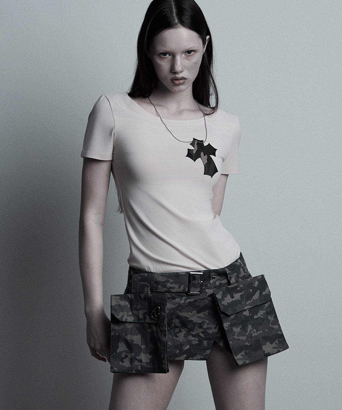 일리오(ILLIO) Pink-camou Cross necklace T-shirt