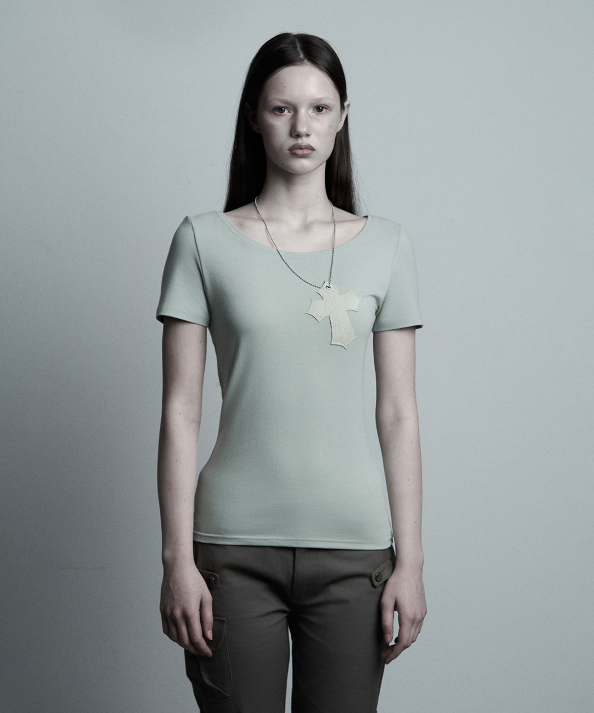 일리오(ILLIO) Green-croc Cross necklace T-shirt