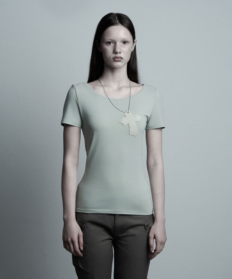 Green-croc Cross necklace T-shirt