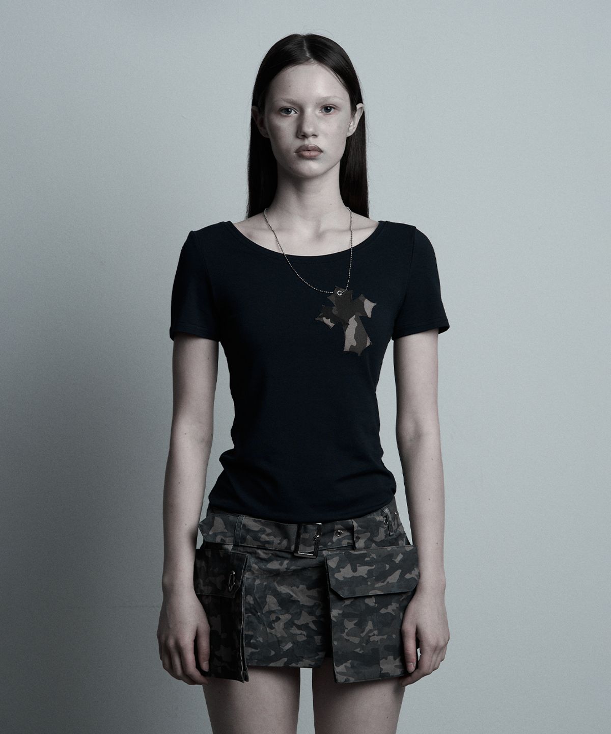 일리오(ILLIO) Navy-camou Cross necklace T-shirt