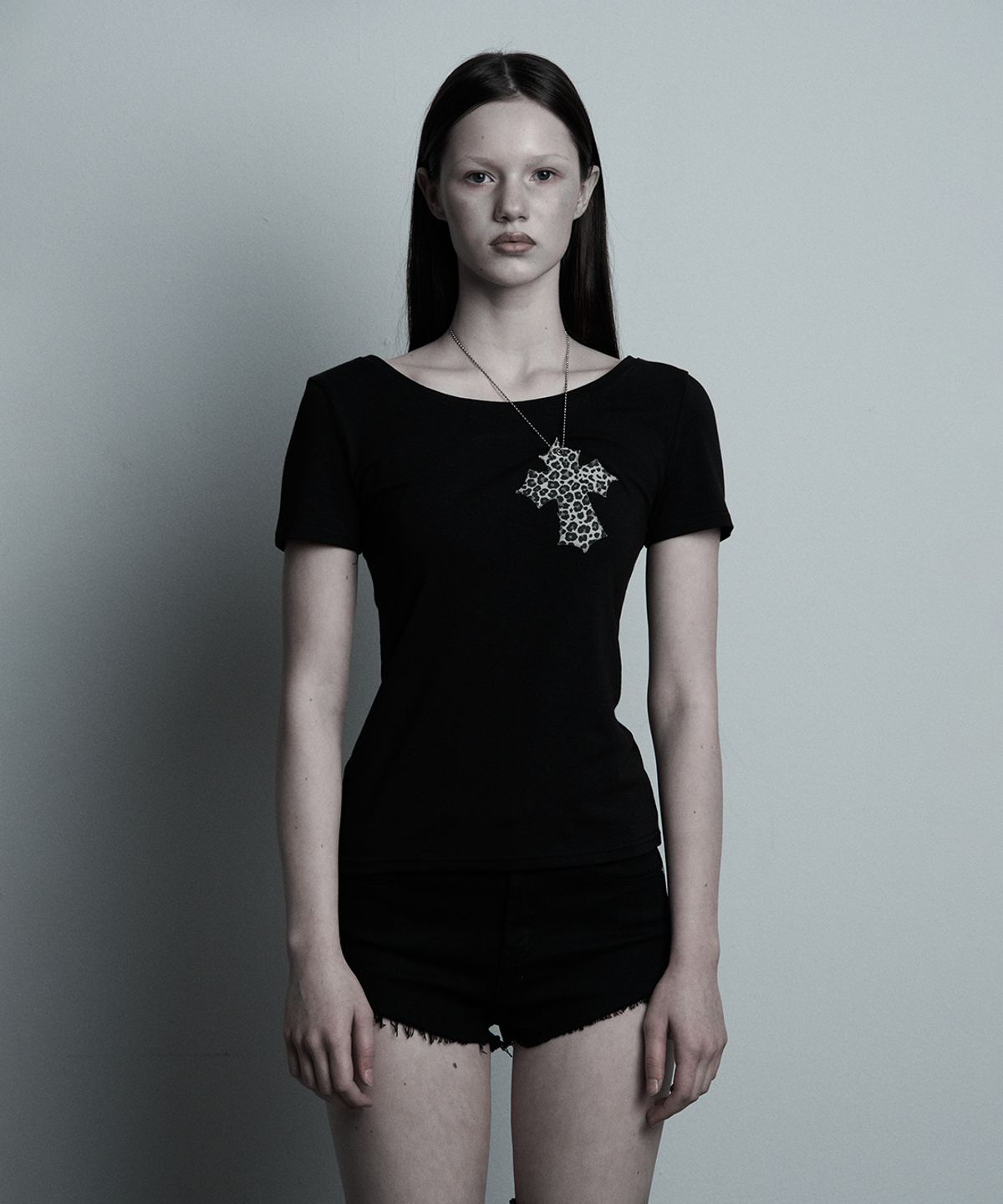 일리오(ILLIO) Black-leo Cross necklace T-shirt